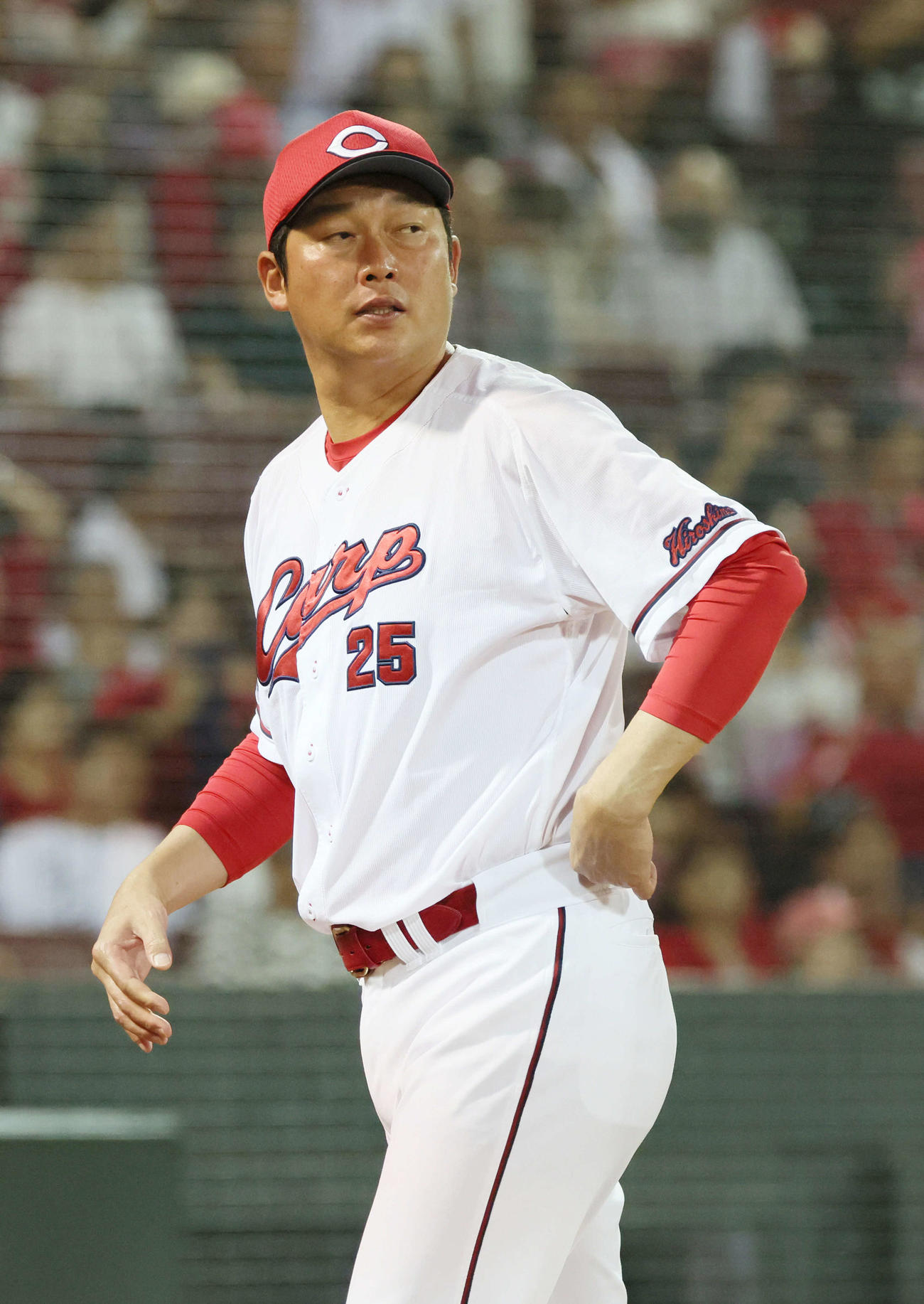 広島対中日　5回裏終了時、交代を告げる新井監督（撮影・加藤孝規）