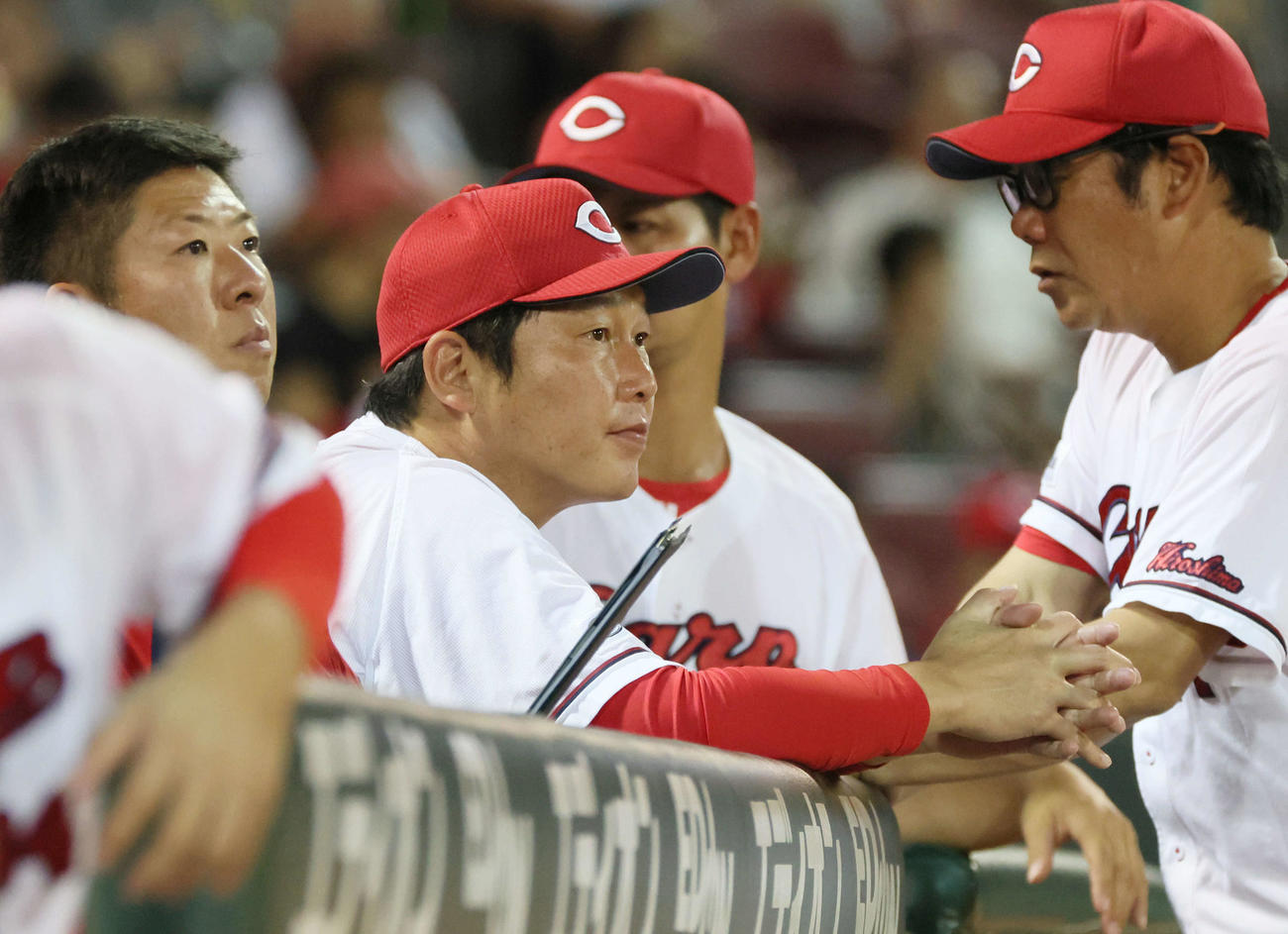 広島対中日　4回裏終了時、ベンチの新井監督（撮影・加藤孝規）