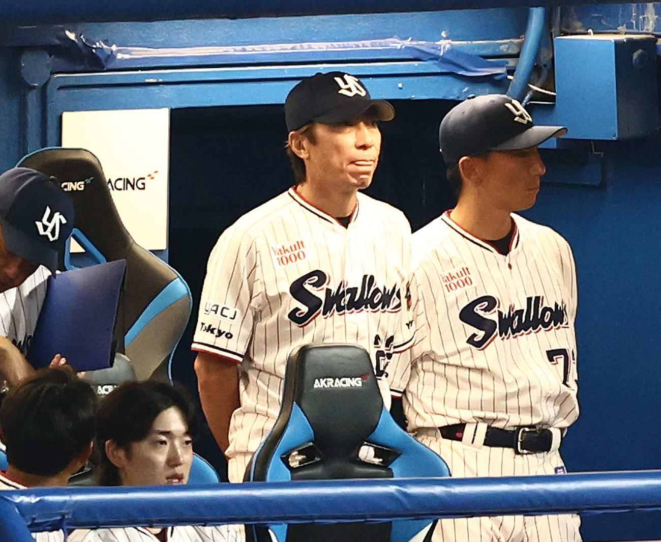 ヤクルト対阪神　9回裏、戦況を見守る高津監督（中央）（撮影・河田真司）