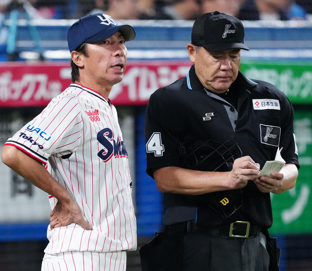 ヤクルト対阪神　8回表開始前、選手交代を告げるヤクルト高津監督（撮影・江口和貴）