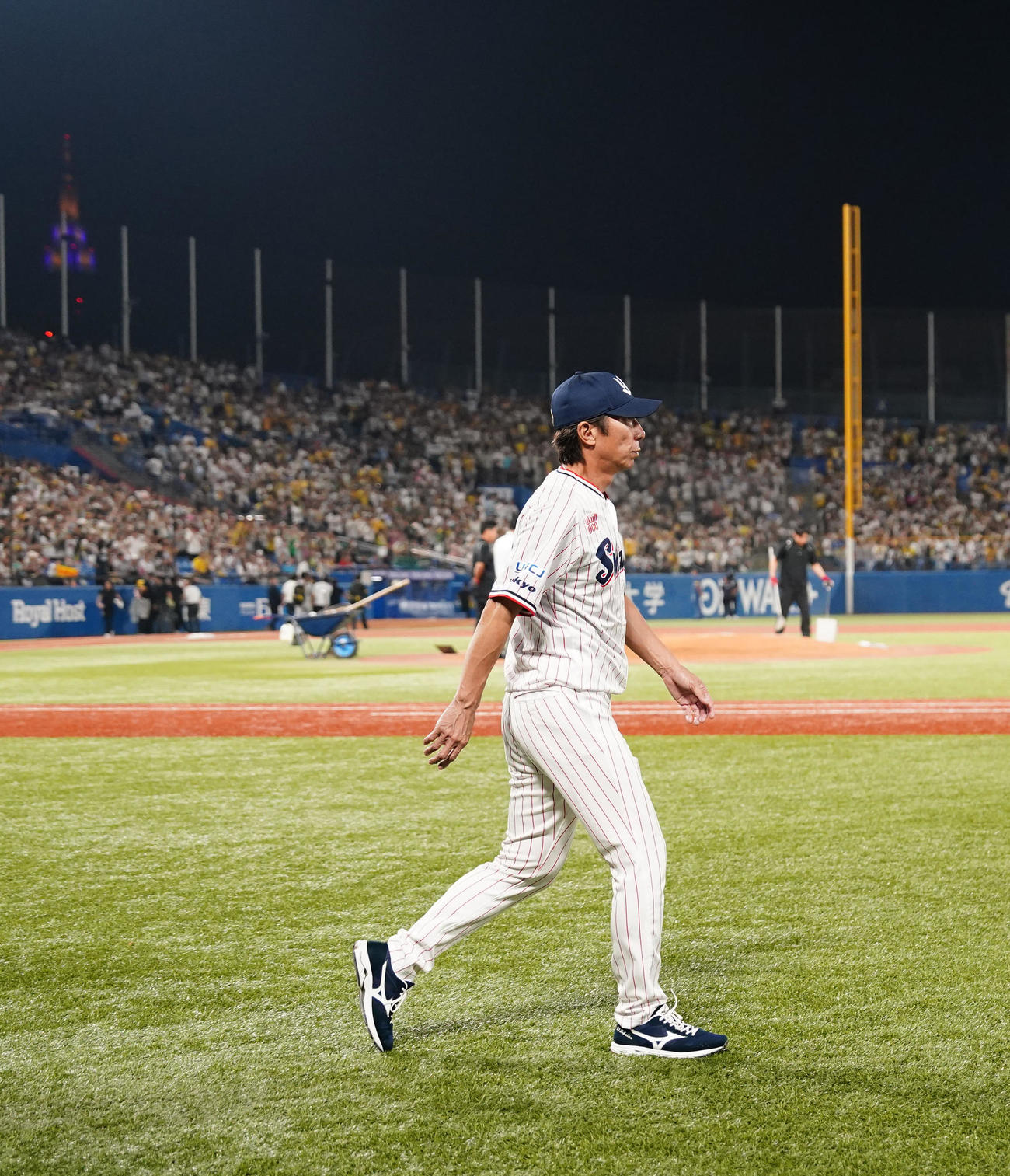 ヤクルト対阪神　試合後、引き揚げるヤクルト高津監督（撮影・江口和貴）