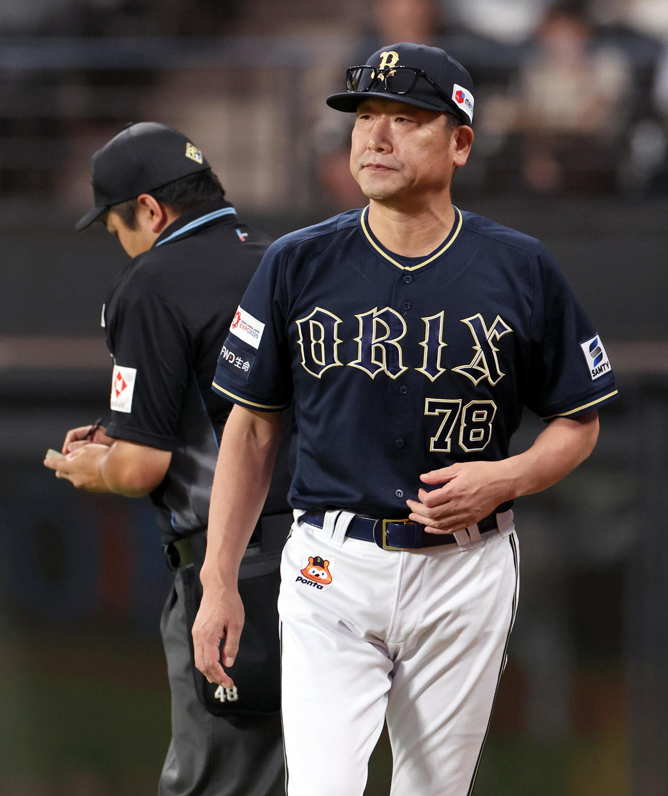 日本ハム対オリックス　選手交代を告げるオリックス中嶋監督（撮影・佐藤翔太）