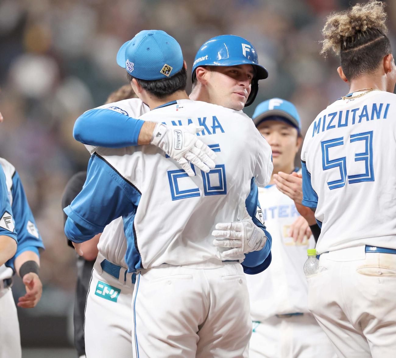 日本ハム対オリックス　9回裏日本ハム2死満塁、サヨナラ押し出し四球を選んだマルティネスは田中正と抱き合う（撮影・黒川智章）