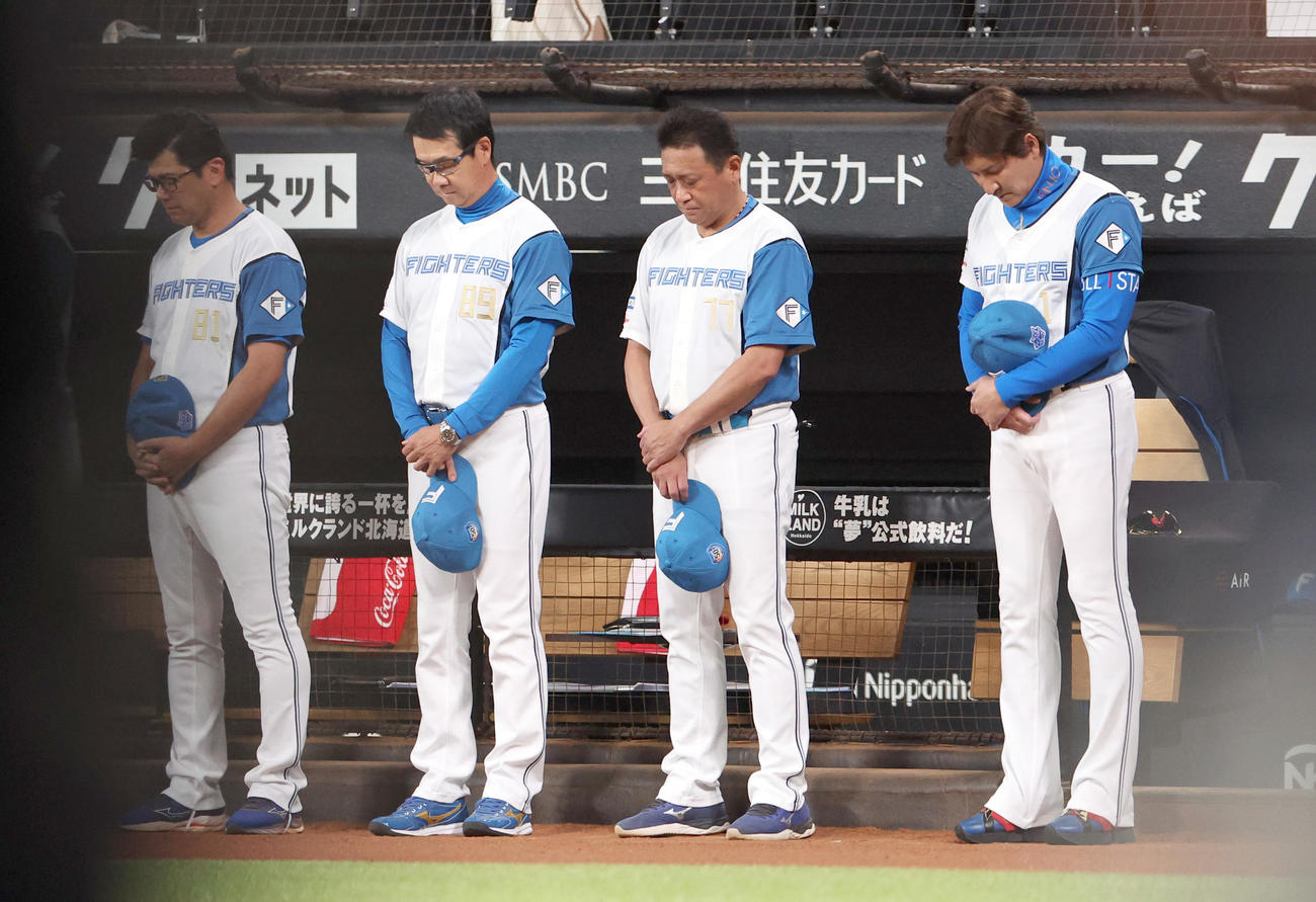 日本ハム対オリックス　試合前、北海道胆振東部地震の被災者たちに黙とうをする日本ハム新庄監督（右）らコーチ陣や選手たち（撮影・佐藤翔太）