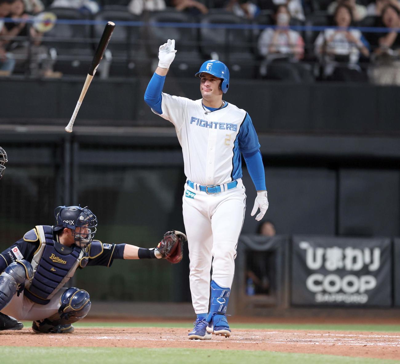 日本ハム対オリックス　9回裏日本ハム2死満塁、サヨナラ押し出し四球を選びバットを放り投げるマルティネス（撮影・黒川智章）
