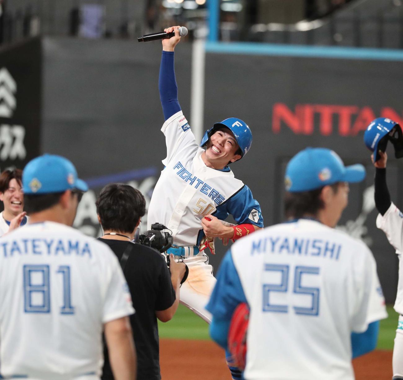 日本ハム対オリックス　試合後の一丁締めで笑顔でジャンプする五十幡（撮影・黒川智章）