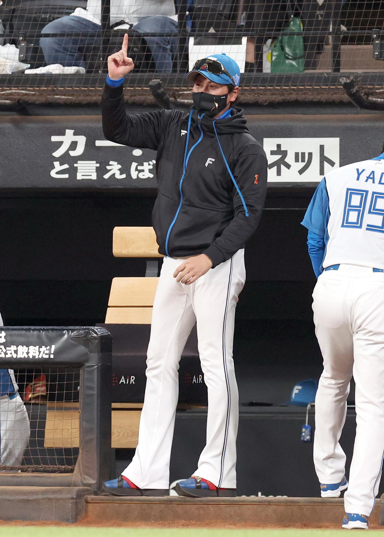 日本ハム対オリックス　6回裏日本ハム1死二、三塁、浅間の中前2点適時打にポーズをとる新庄監督（撮影・佐藤翔太）