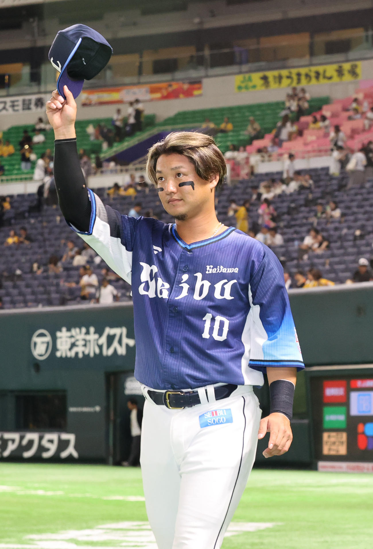 ソフトバンク対西武　ヒーローになった佐藤龍はファンにあいさつ（撮影・梅根麻紀）