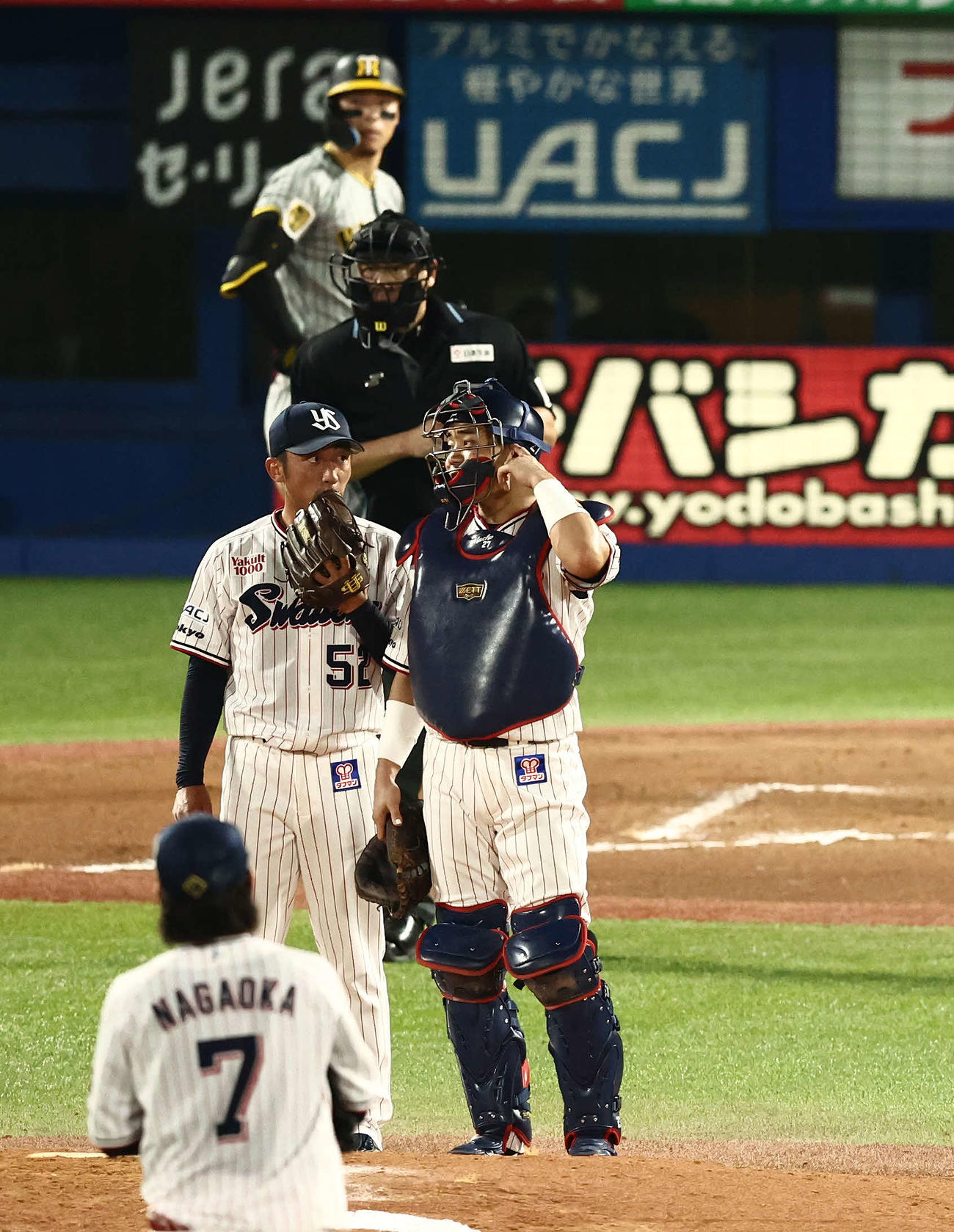 ヤクルト対阪神　6回表阪神2死満塁、打者佐藤輝の時。言葉を交わす尾仲（左）と中村（撮影・河田真司）