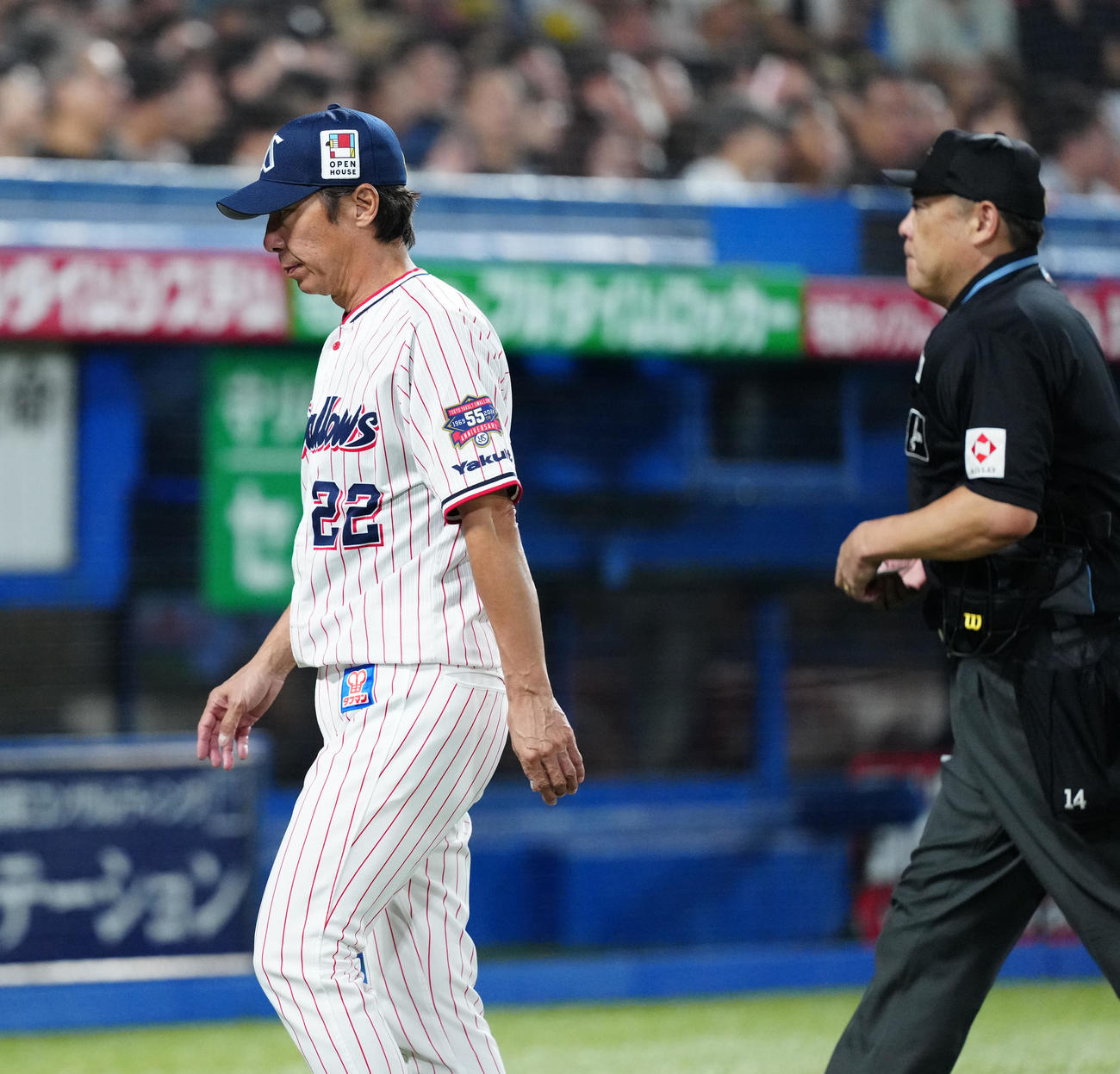 ヤクルト対阪神　5回表途中でヤクルト先発サイスニードの降板を告げた高津監督（撮影・江口和貴）