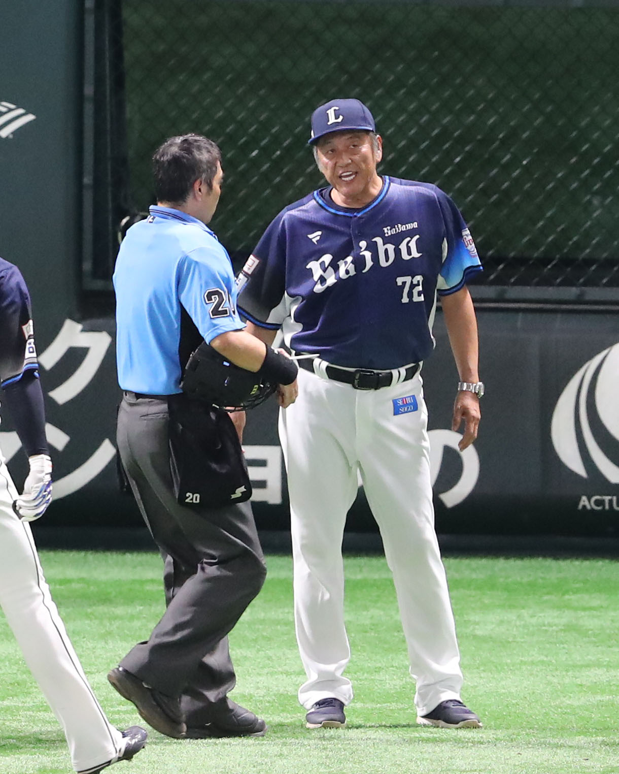 ソフトバンク対西武　投手交代を告げる渡辺監督代行（撮影・鬼束羽瑠菜）