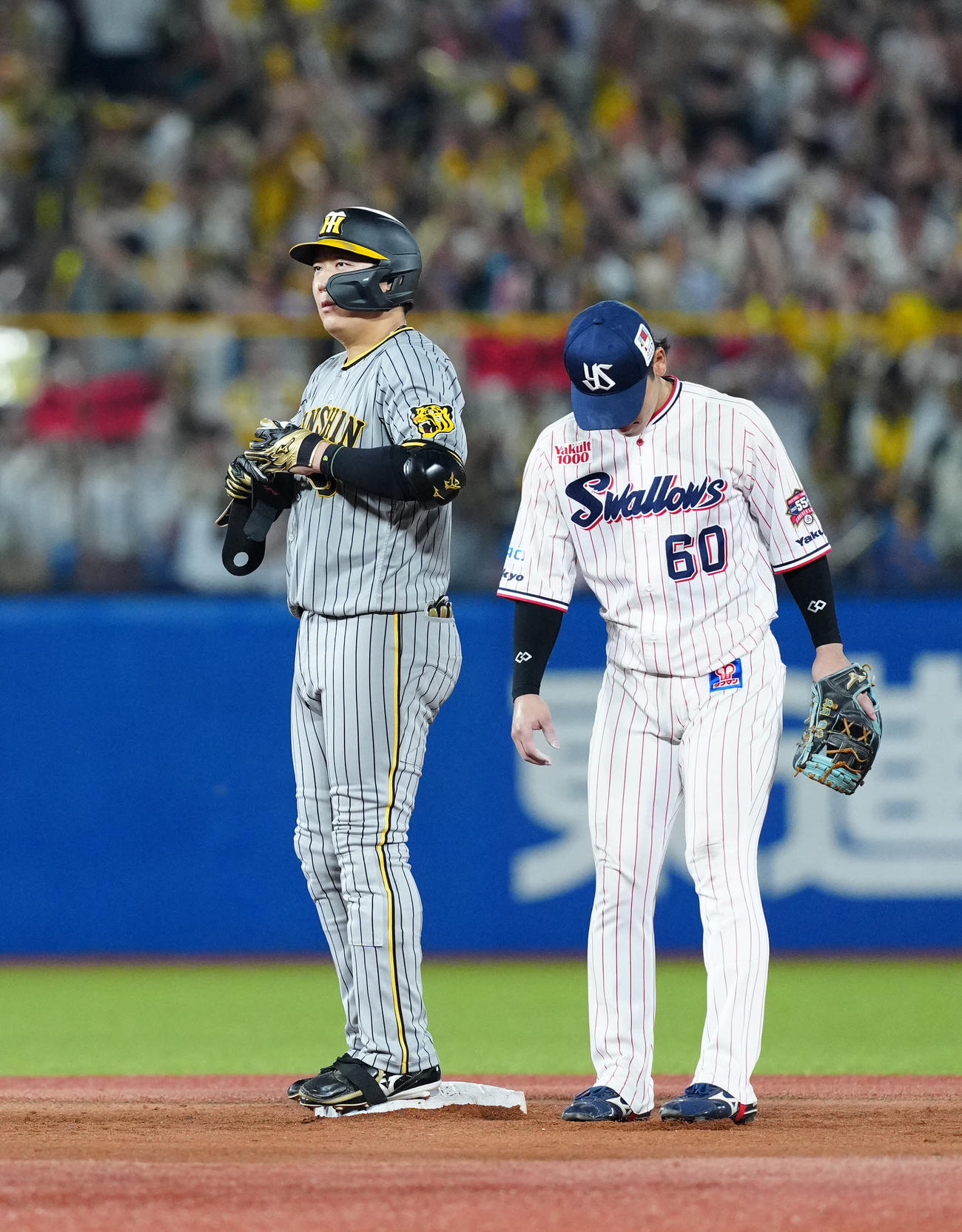 ヤクルト対阪神　5回表阪神無死三塁、適時二塁打を放った大山（左）（撮影・江口和貴）