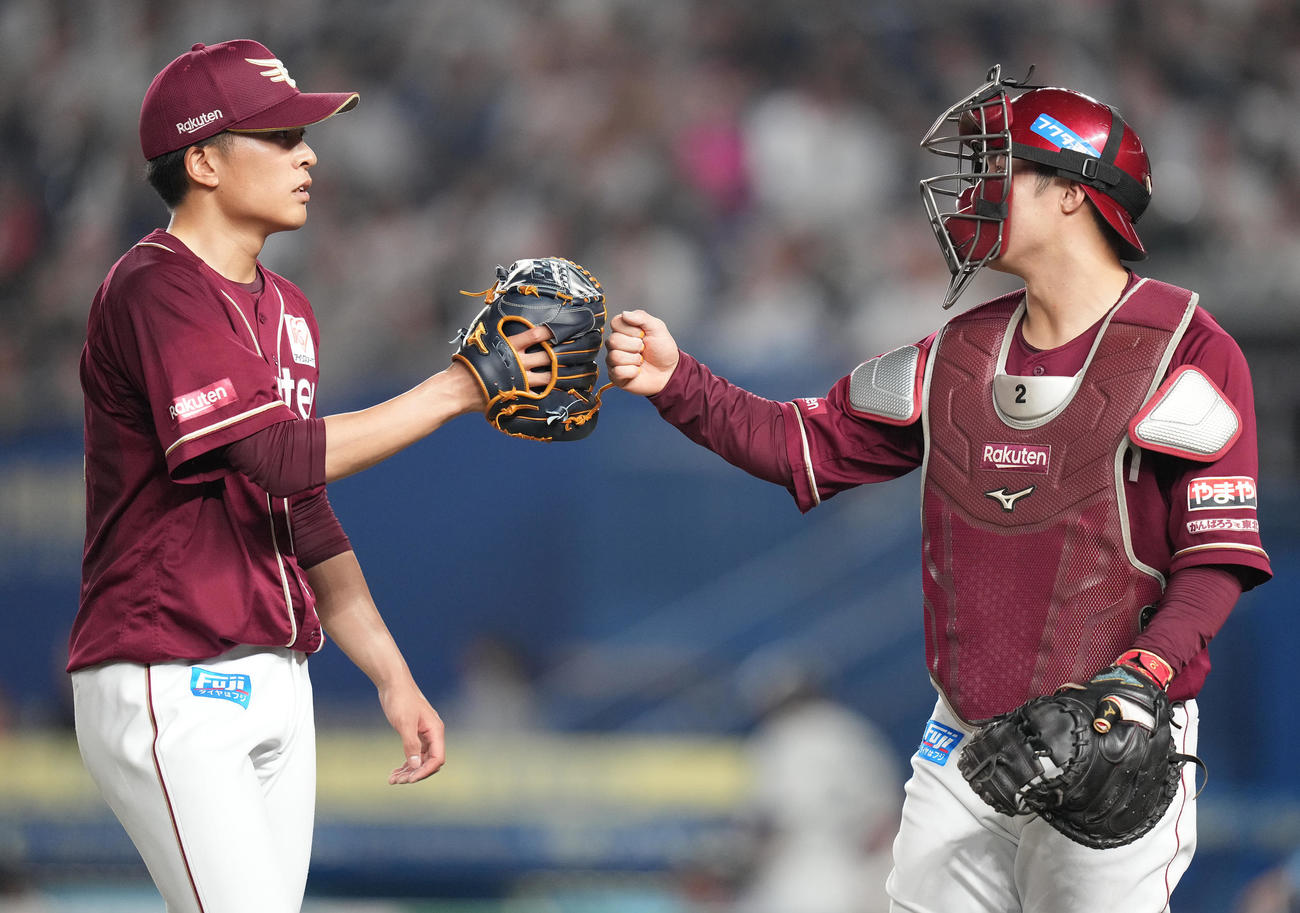 ロッテ対楽天　3回裏まで無失点に抑え、安田悠馬（右）とタッチを交わす楽天早川（撮影・鈴木みどり）