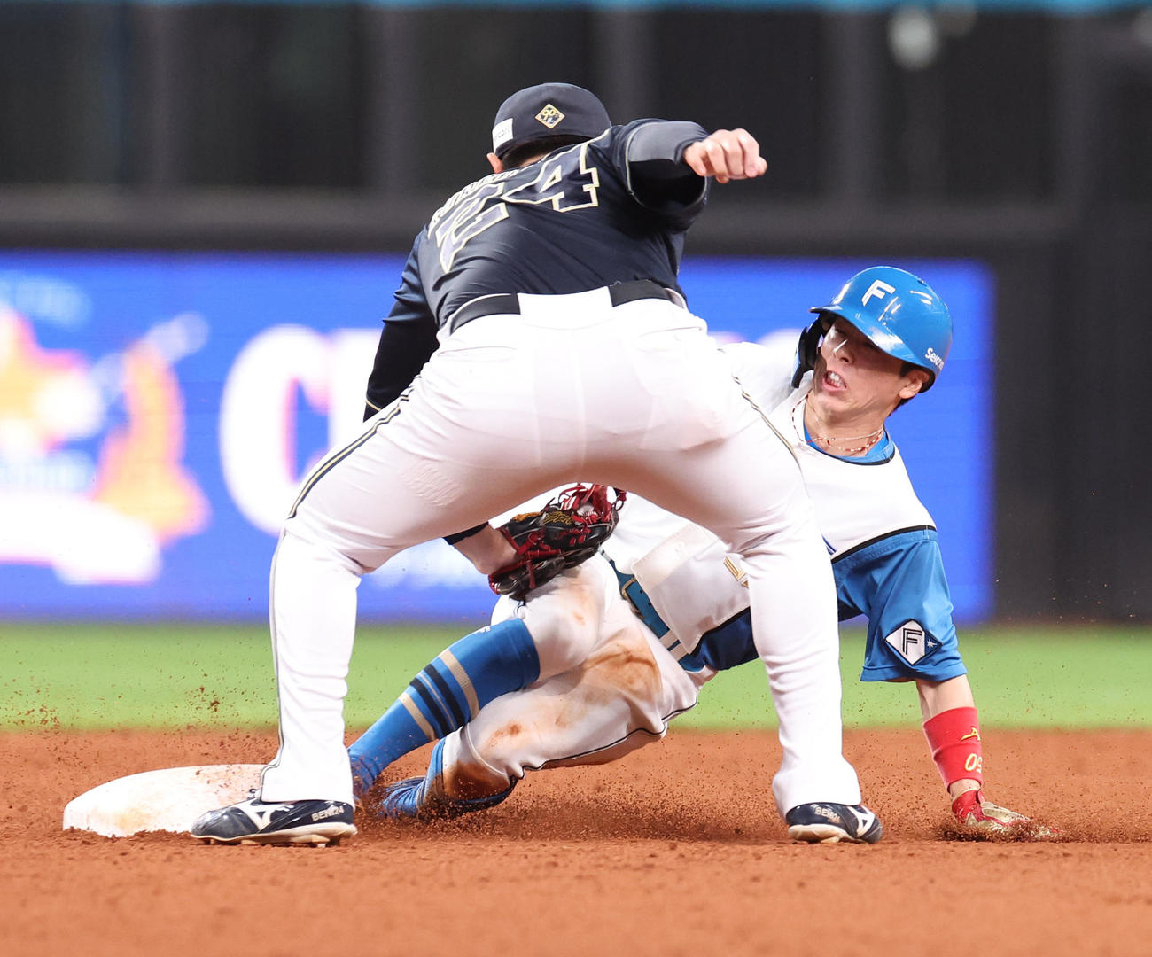 日本ハム対オリックス　9回裏日本ハム1死一塁、五十幡は盗塁を決める（撮影・佐藤翔太）