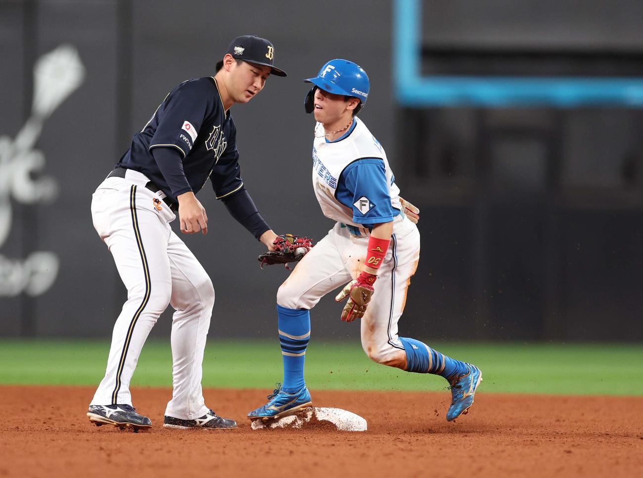 日本ハム対オリックス　9回裏日本ハム1死一塁、盗塁を決める五十幡（撮影・黒川智章）