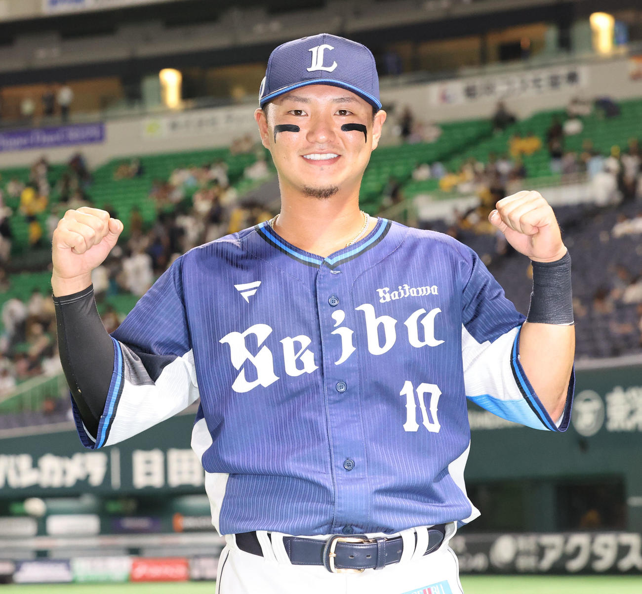 ソフトバンク対西武　ヒーローになった佐藤龍は笑顔でガッツポーズ（撮影・梅根麻紀）