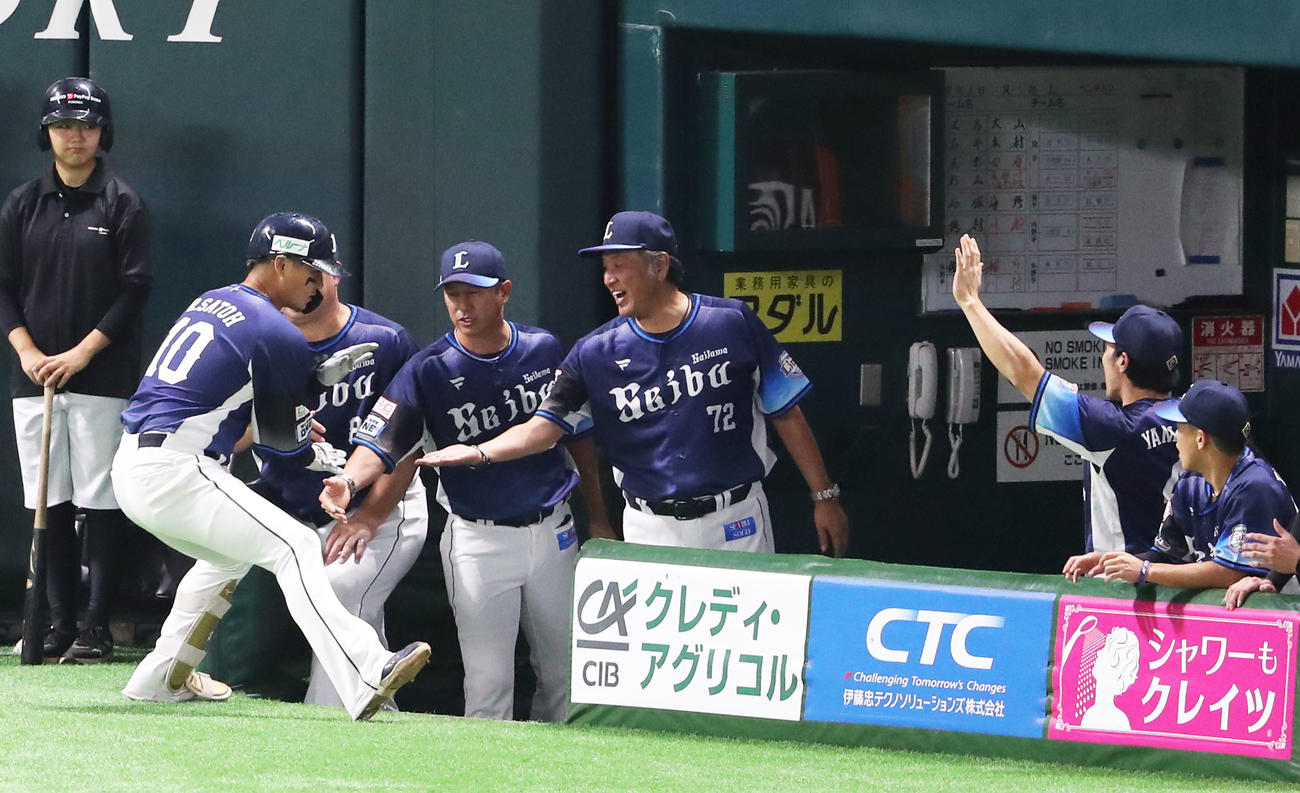 ソフトバンク対西武　4回表西武1死、佐藤龍（左）は右中間に先制本塁打を放ち渡辺監督代行とタッチをかわす（撮影・鬼束羽瑠菜）