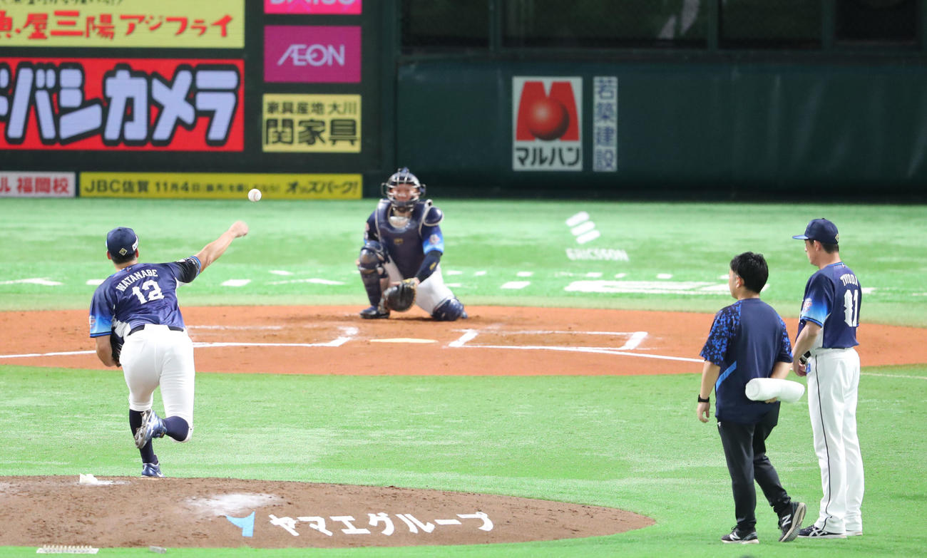 ソフトバンク対西武　6回裏前に渡辺勇太朗は一度マウンドに上がるも降板する（撮影・鬼束羽瑠菜）