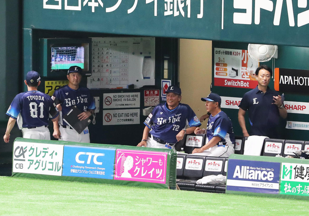 ソフトバンク対西武　6回裏前に渡辺勇太朗は一度マウンドに上がるも降板し苦笑いの渡辺監督代行（撮影・鬼束羽瑠菜）