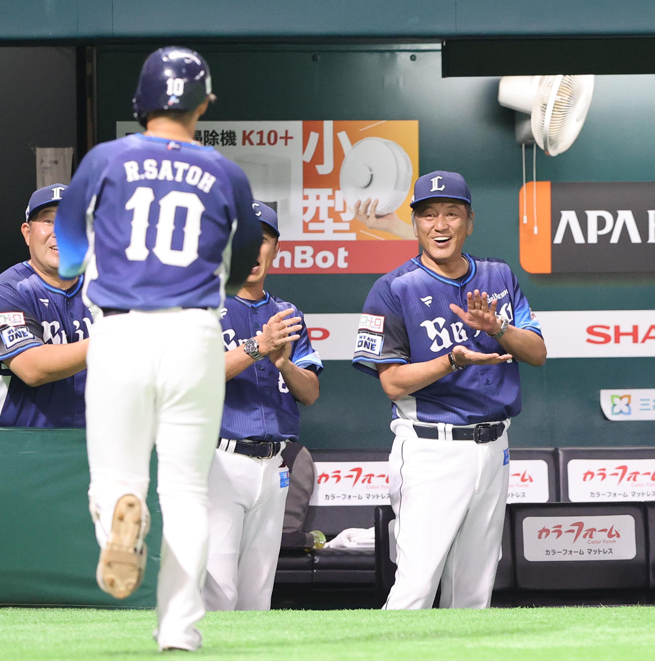 ソフトバンク対西武　4回表西武1死、佐藤龍は右中間に先制本塁打を放ち渡辺監督に笑顔で迎えられる（撮影・梅根麻紀）