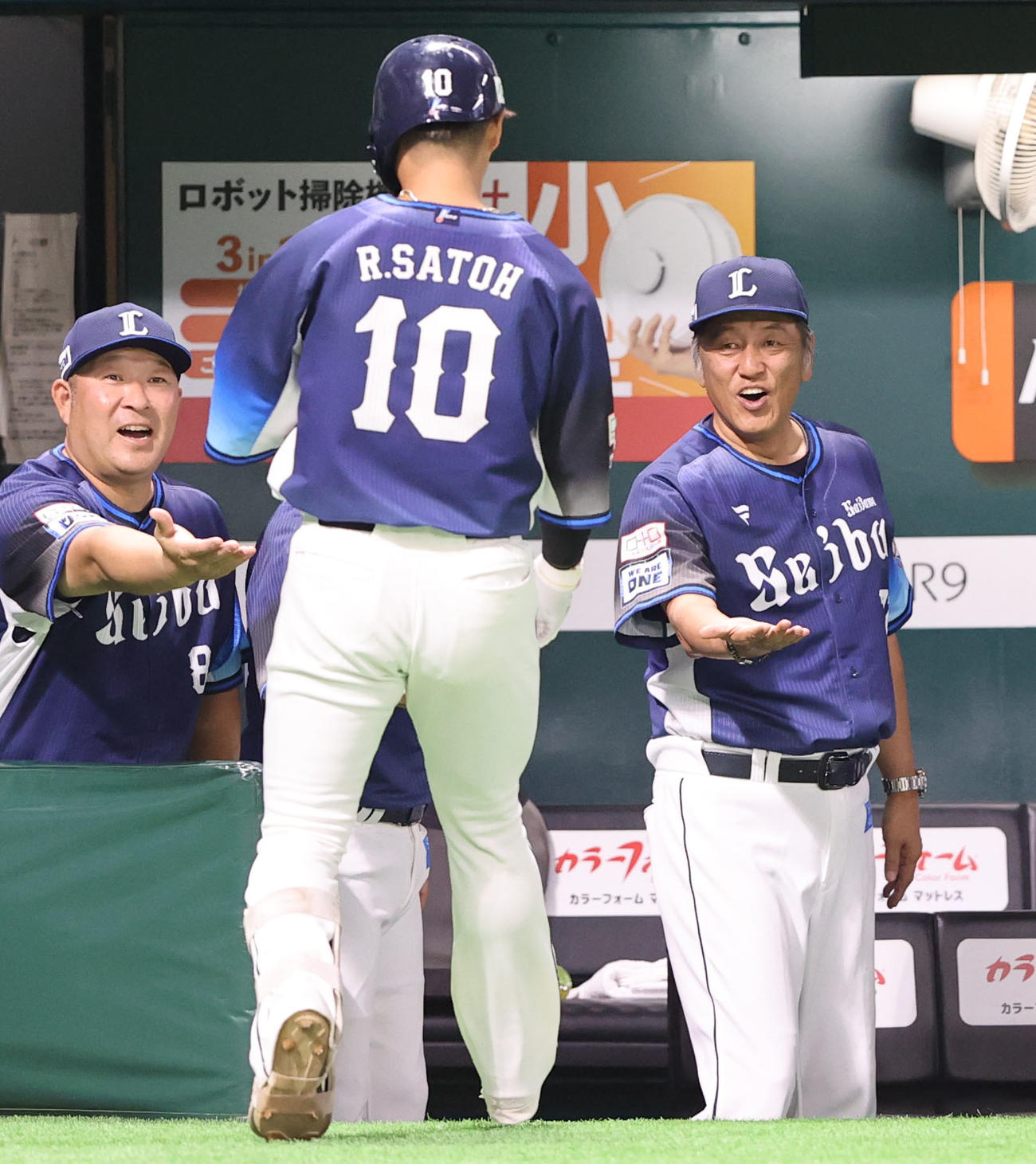 ソフトバンク対西武　4回表西武1死、佐藤龍は右中間に先制本塁打を放ち渡辺監督に笑顔で迎えられる（撮影・梅根麻紀）