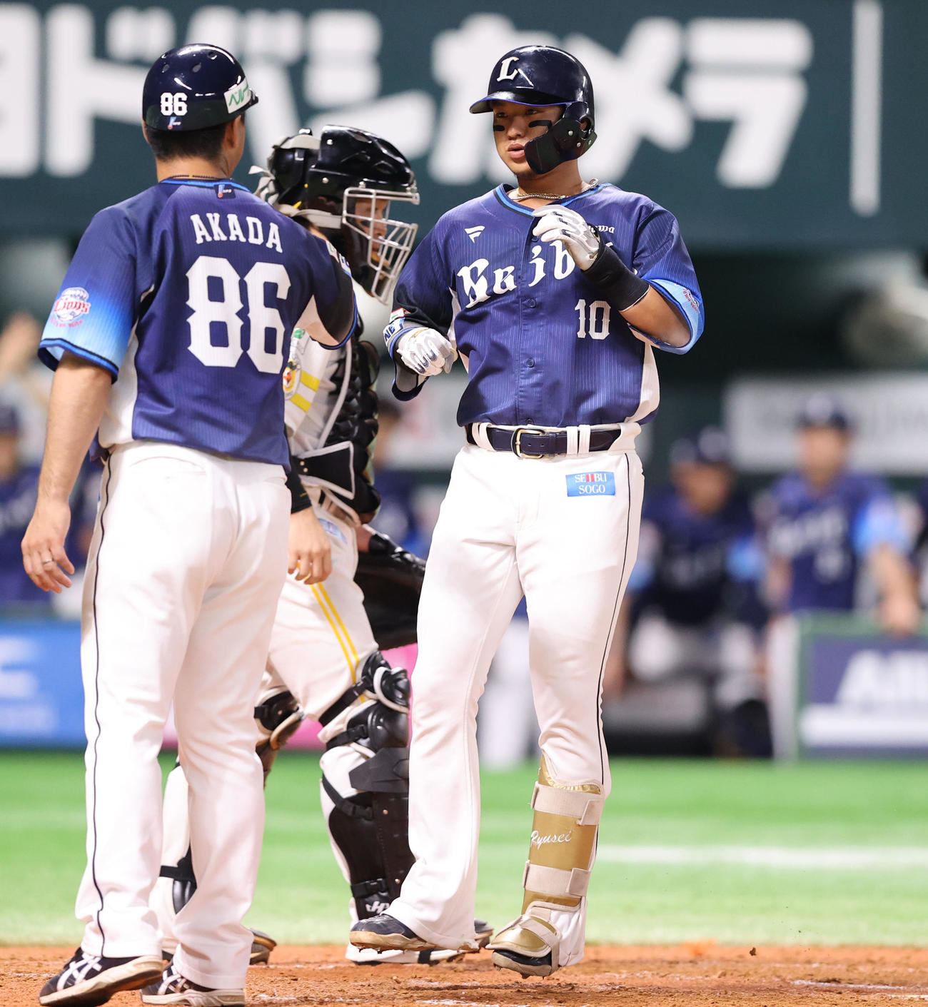 ソフトバンク対西武　4回表西武1死、佐藤龍は右中間に先制本塁打を放ちホームを踏む（撮影・梅根麻紀）