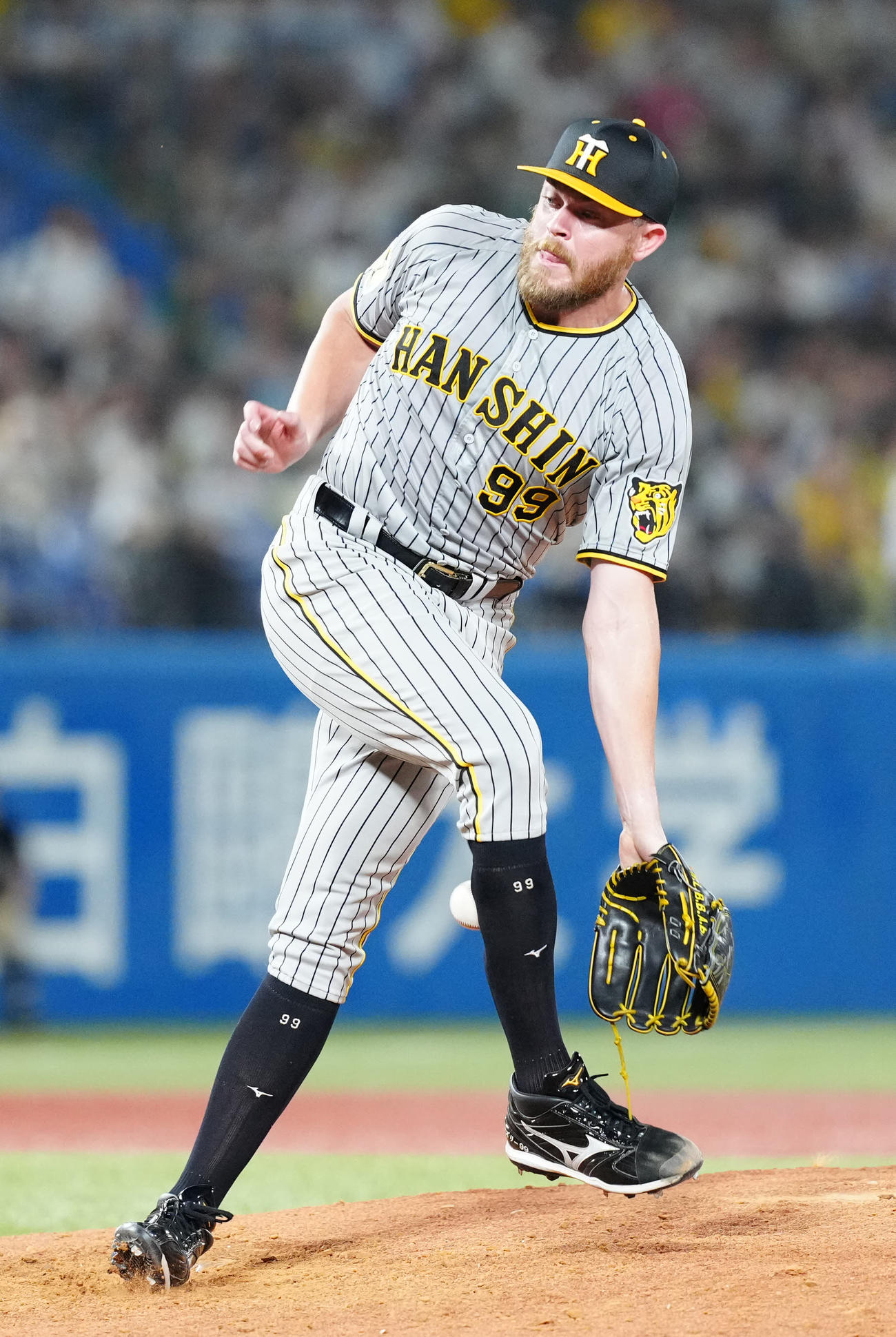ヤクルト対阪神　3回裏ヤクルト無死、三ゴロとなった西川の打球が足に当たるビーズリー（撮影・江口和貴）