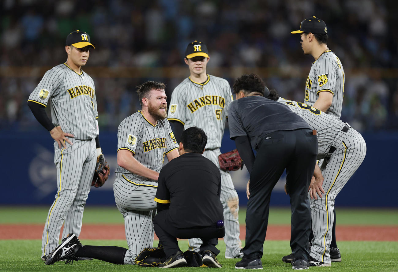 ヤクルト対阪神　3回裏ヤクルト無死、西川の打球を右足に受け、痛そうな表情を見せるビーズリー（左から2人目）（撮影・前田充）