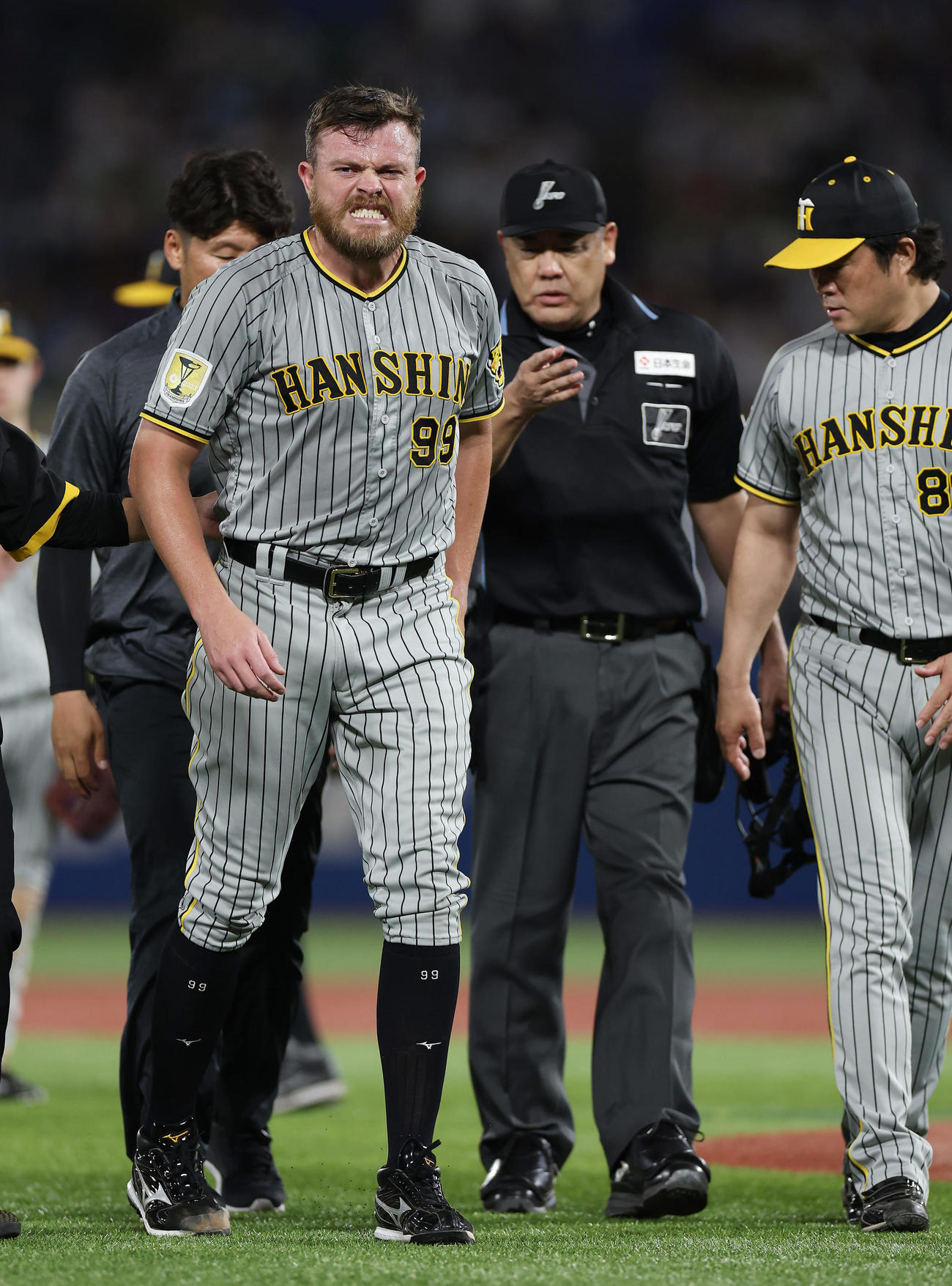 ヤクルト対阪神　3回裏ヤクルト無死、西川の打球を右足に受け、治療に向かうビーズリー（左）（撮影・前田充）