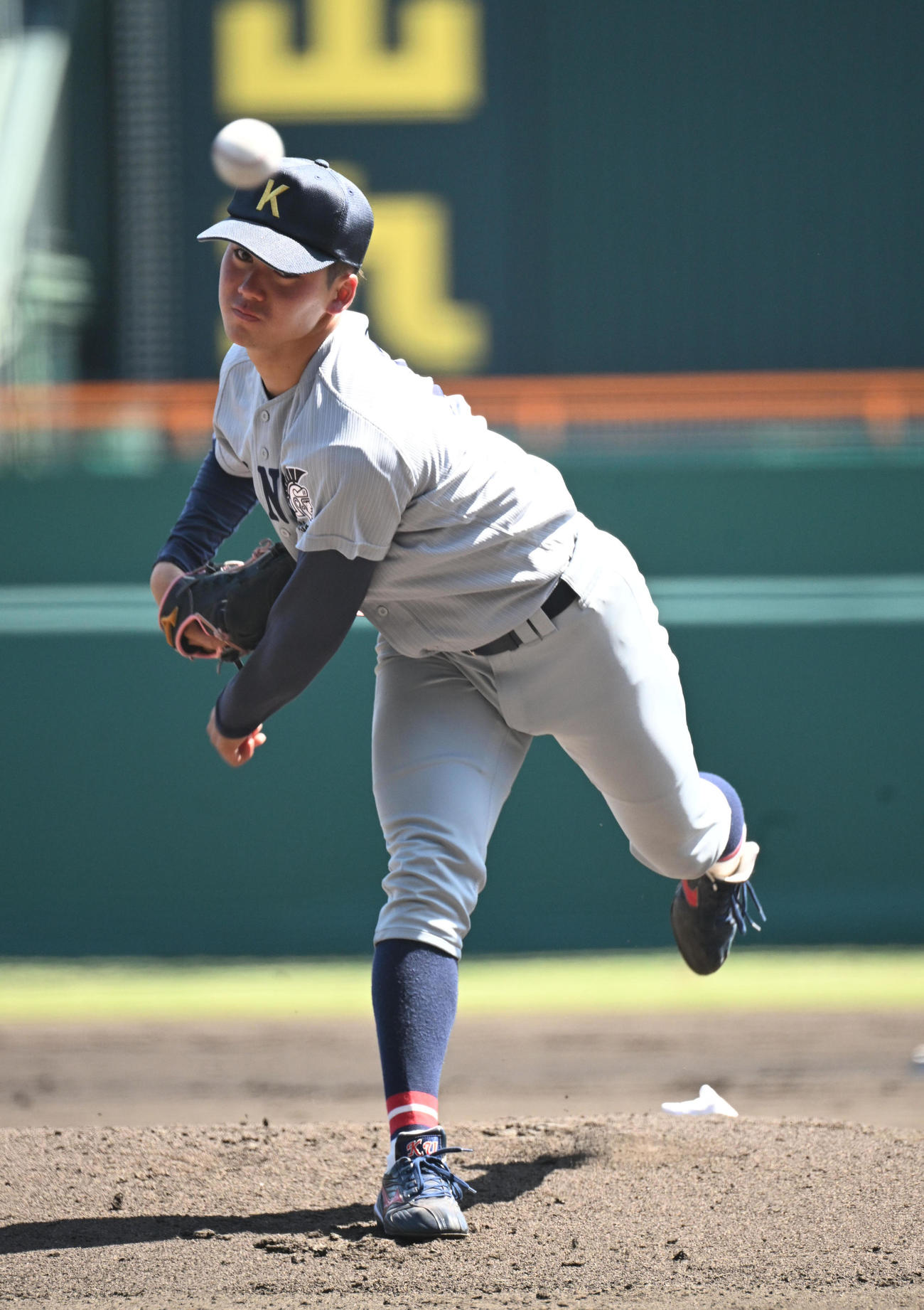 甲子園で力投する関大・金丸夢斗（2024年5月撮影）