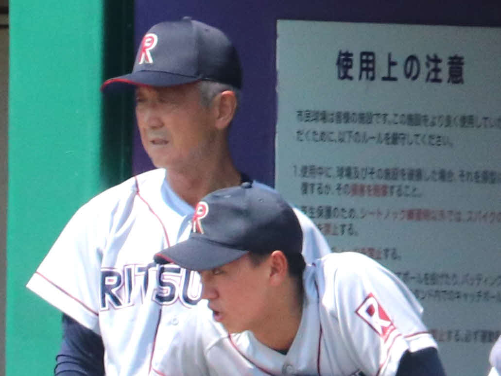 関学大との1回戦　今秋に投手から学生コーチに転向のプロ注目・長屋は、片山正之監督とともにベンチで戦況を見つめる（撮影・中島麗）