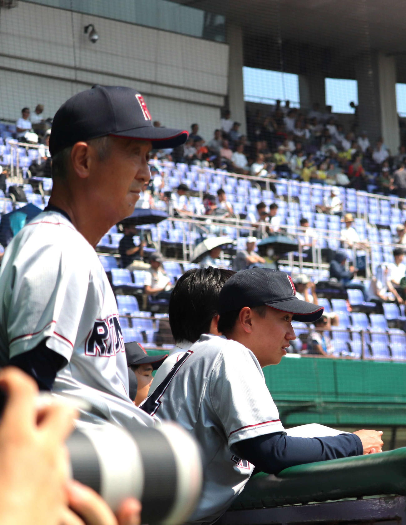 関学大との1回戦　今秋に投手から学生コーチに転向のプロ注目・長屋は、片山正之監督とともにベンチで戦況を見つめる（撮影・中島麗）