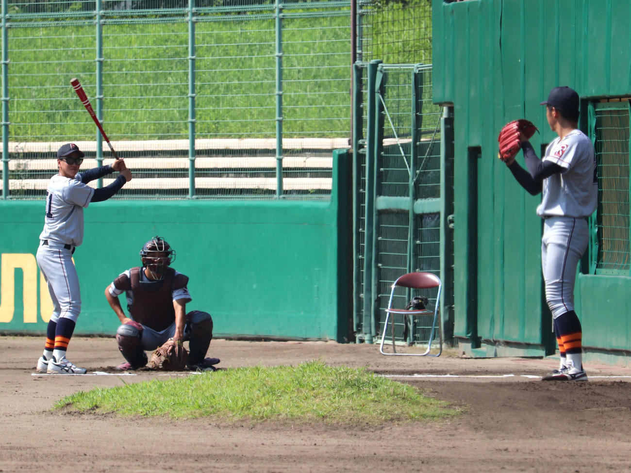 関学大との1回戦　試合前に、立命大の先発・有馬（写真右）の打者役を担う、学生コーチに転向した長屋（写真左）（撮影・中島麗）