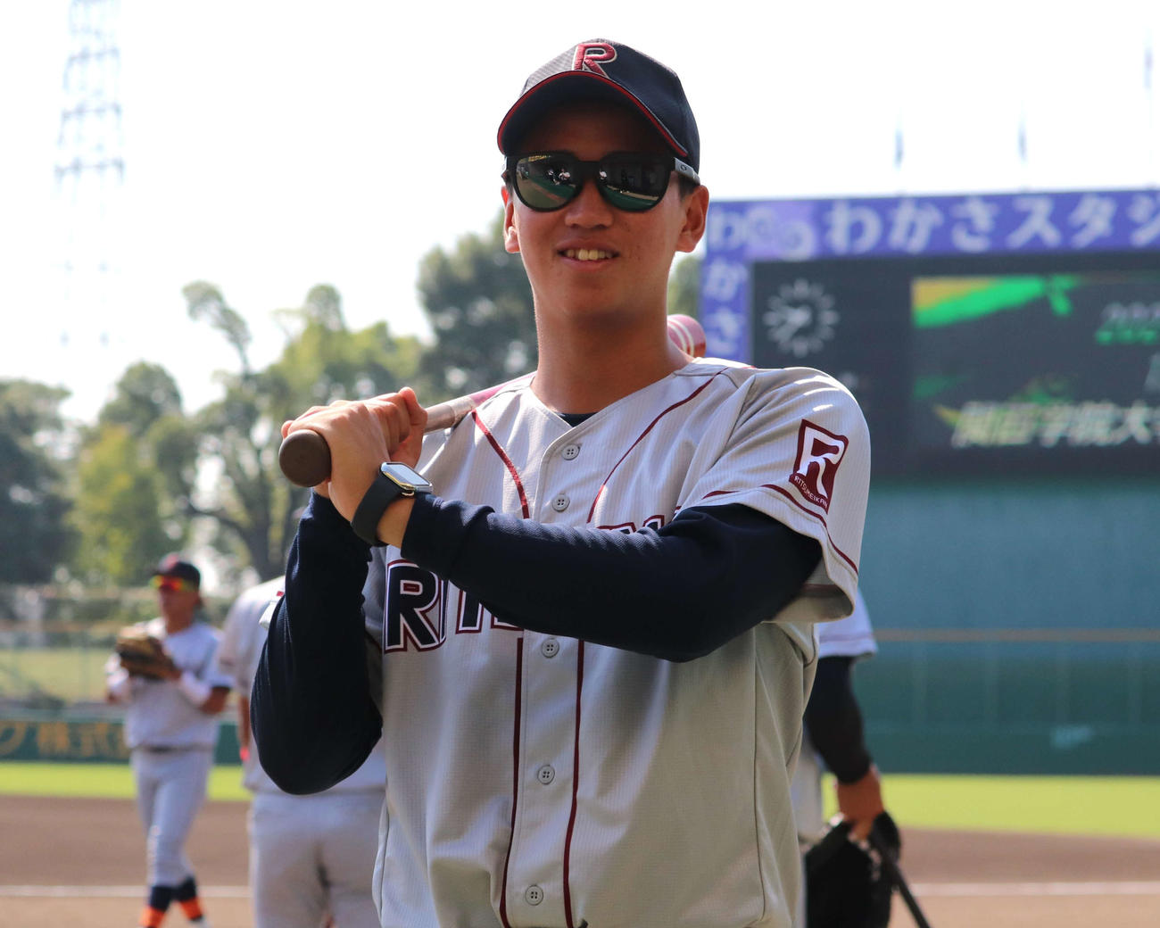 関学大との1回戦　今秋、投手から学生コーチに転向後、初の公式戦でコーチとしてベンチに入ったプロ注目の立命大・長屋。試合開始約1時間前、ノックバットを手にグラウンドへ現れた。（撮影・中島麗）