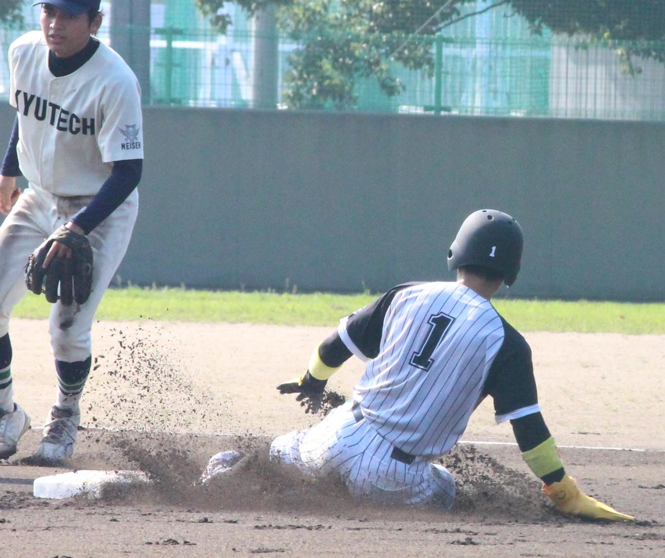 九工大対九産大　1回裏九産大無死一塁、二盗を決める浦田俊輔内野手（撮影・菊川光一）