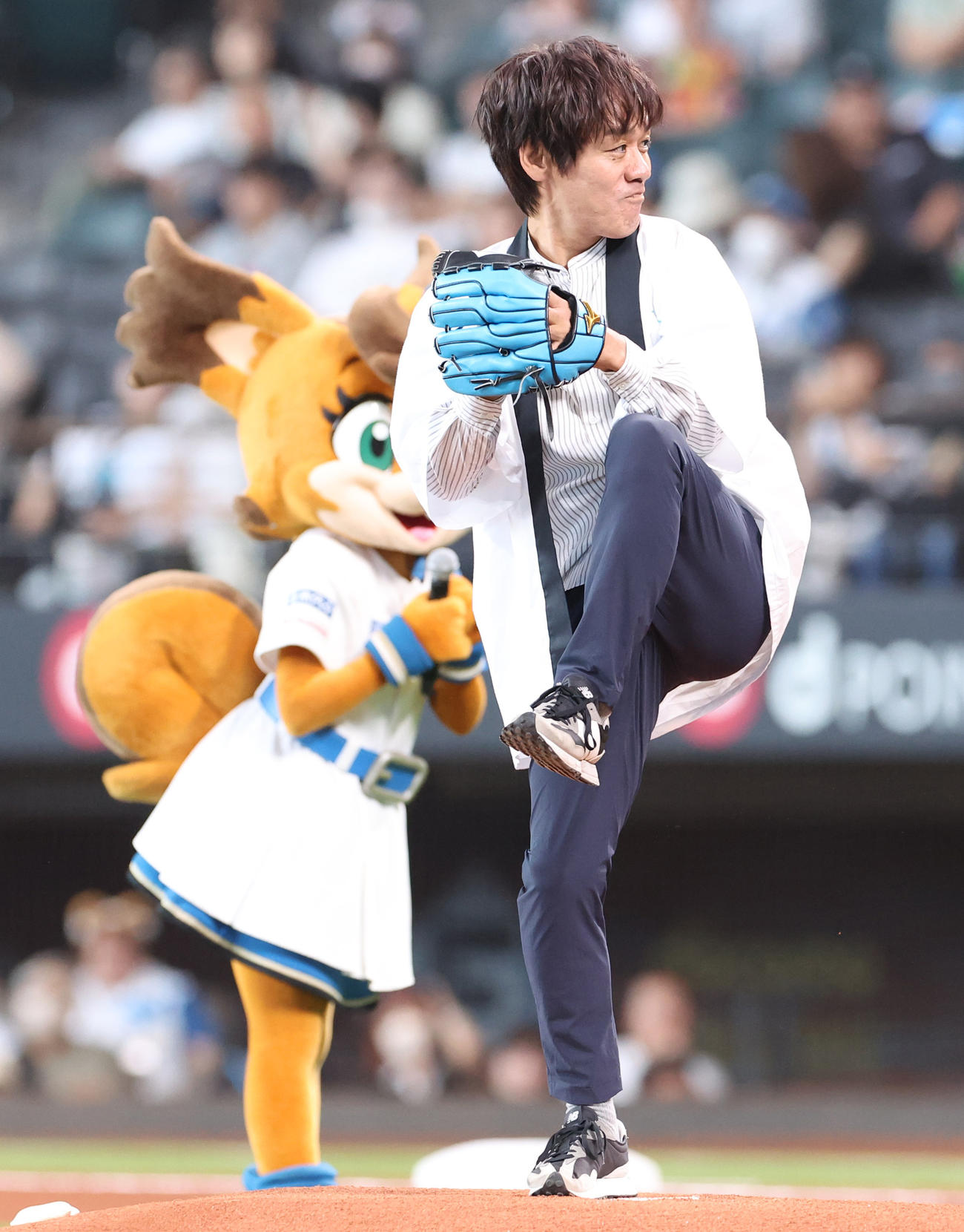 日本ハム対オリックス　ファーストピッチを務める森崎博之（撮影・佐藤翔太）