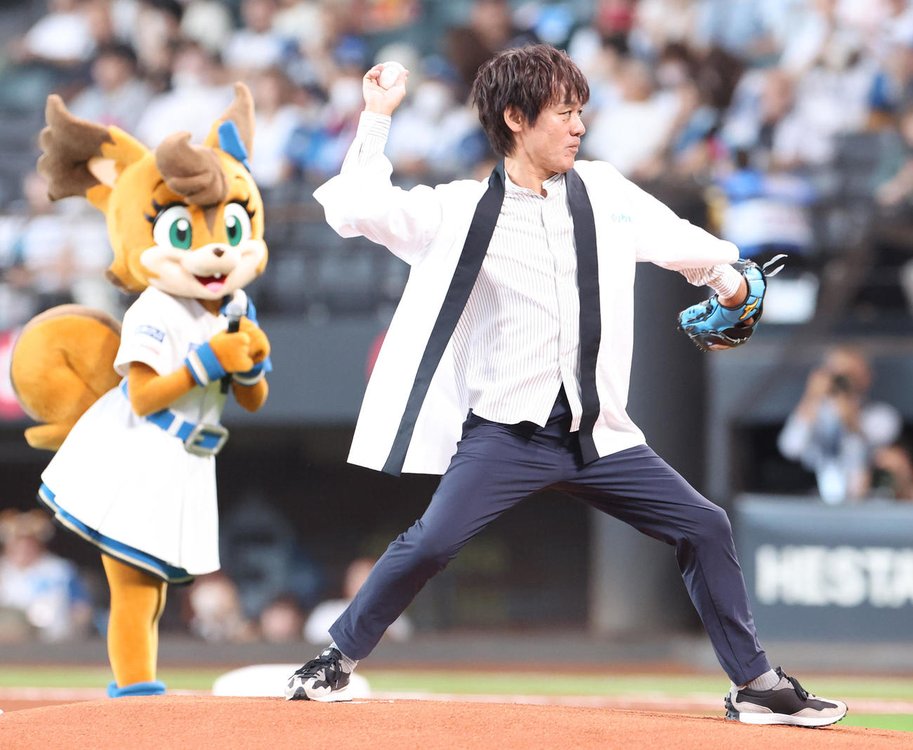 日本ハム対オリックス　ファーストピッチを務める森崎博之（撮影・佐藤翔太）