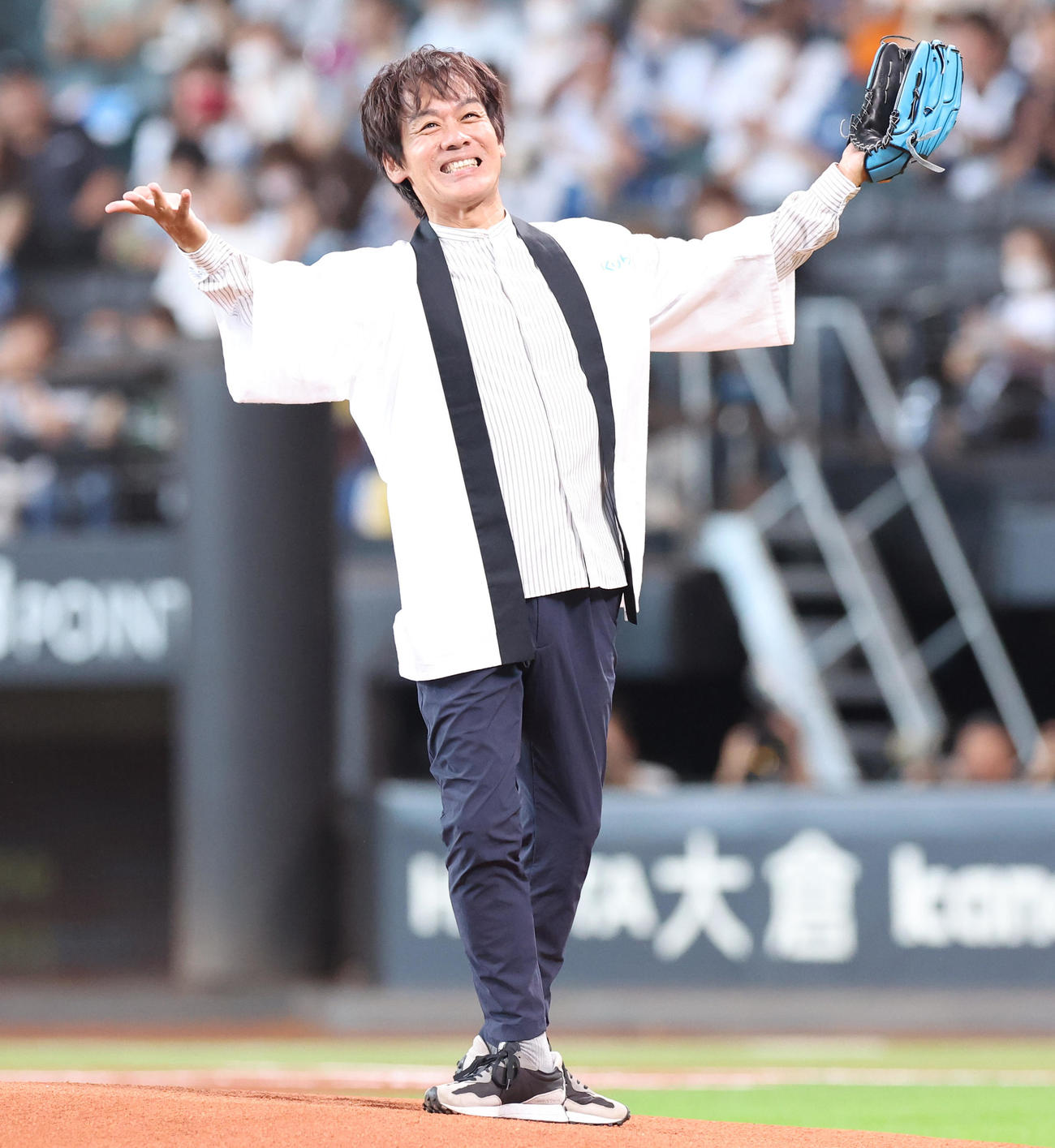 日本ハム対オリックス　ファーストピッチを務める森崎博之（撮影・佐藤翔太）