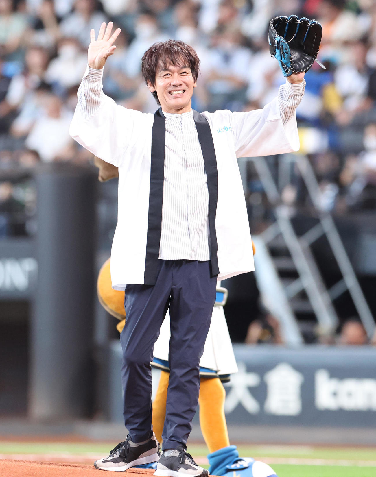 日本ハム対オリックス　ファーストピッチを務める森崎博之（撮影・佐藤翔太）