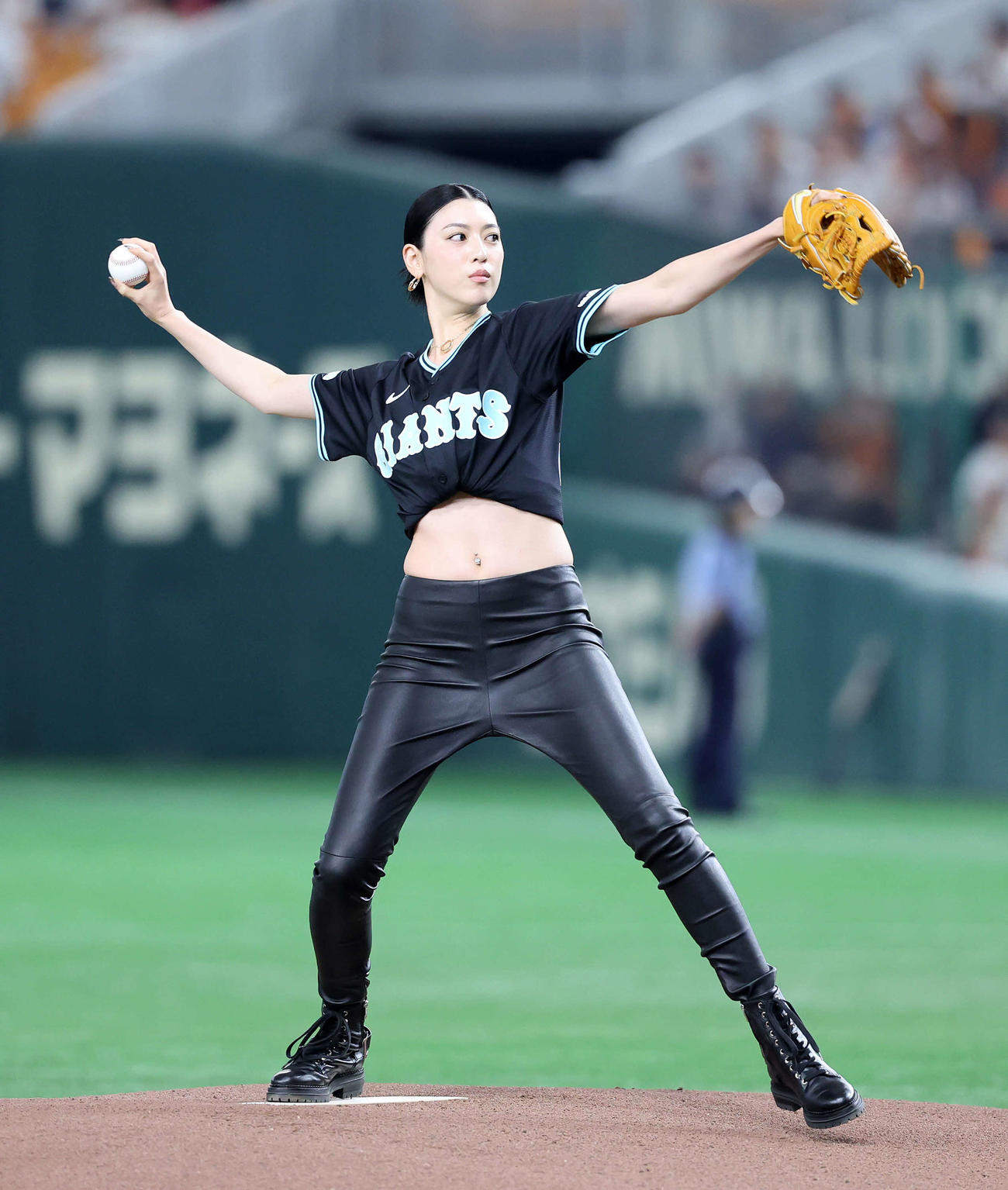 巨人対DeNA　セレモニアルピッチに臨む三吉彩花（撮影・鈴木正人）
