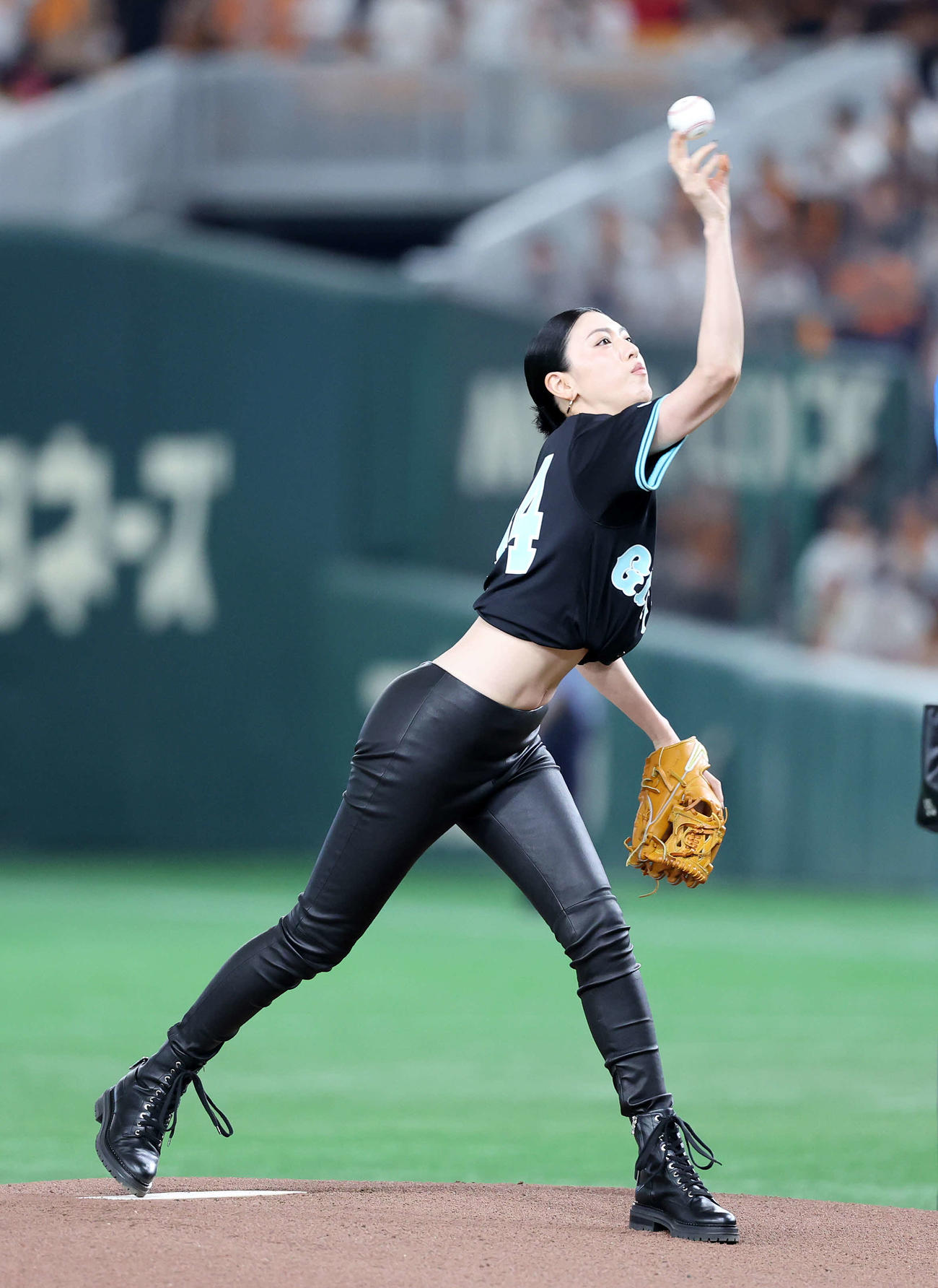 巨人対DeNA　セレモニアルピッチに臨む三吉彩花（撮影・鈴木正人）