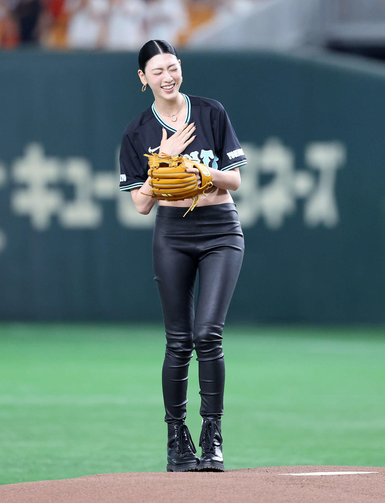 巨人対DeNA　セレモニアルピッチに臨む三吉彩花（撮影・鈴木正人）