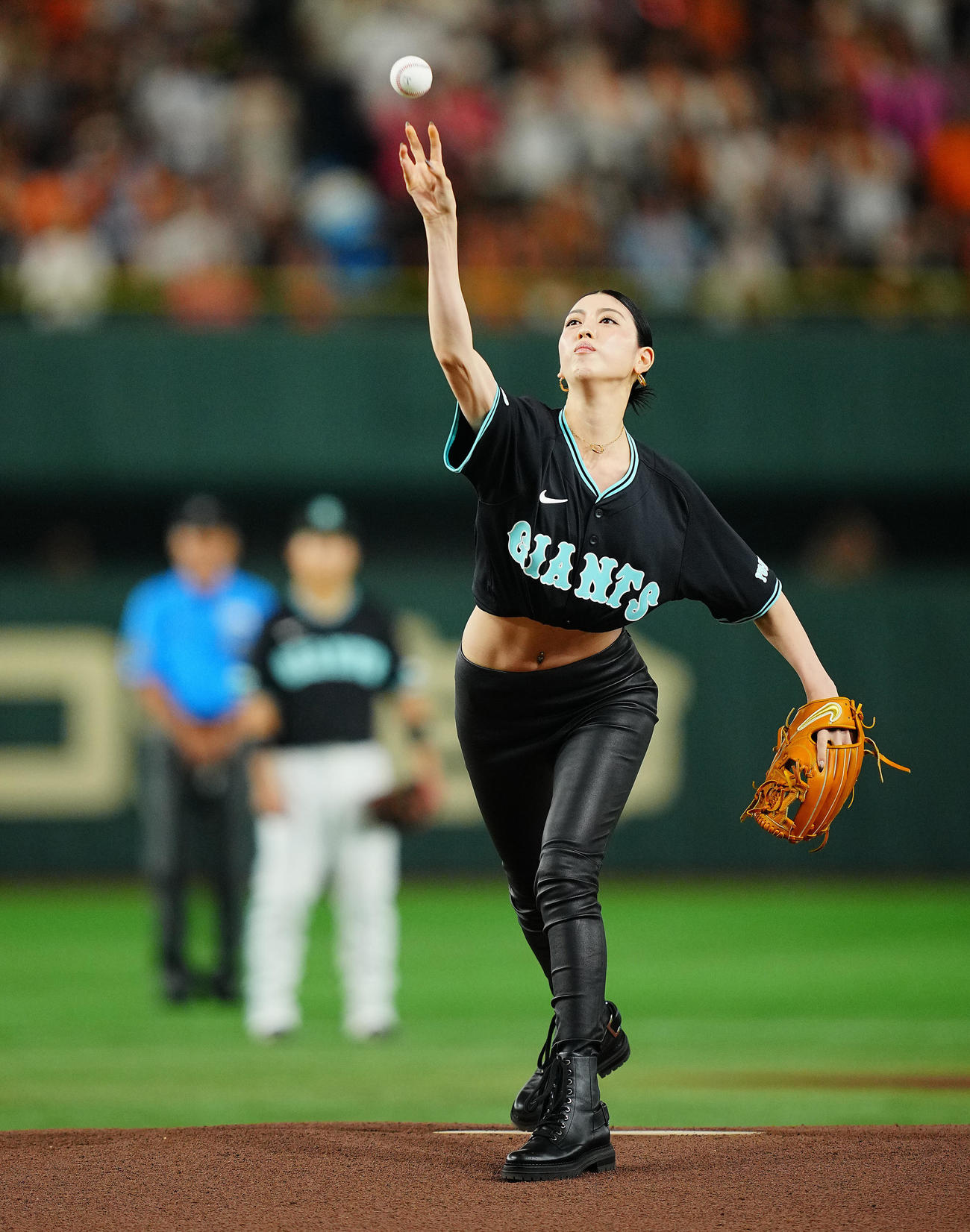 巨人対DeNA　セレモニアルピッチを務める三吉彩花（撮影・垰建太）