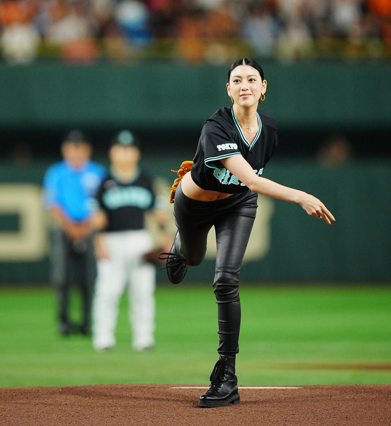 巨人対DeNA　セレモニアルピッチを務める三吉彩花（撮影・垰建太）