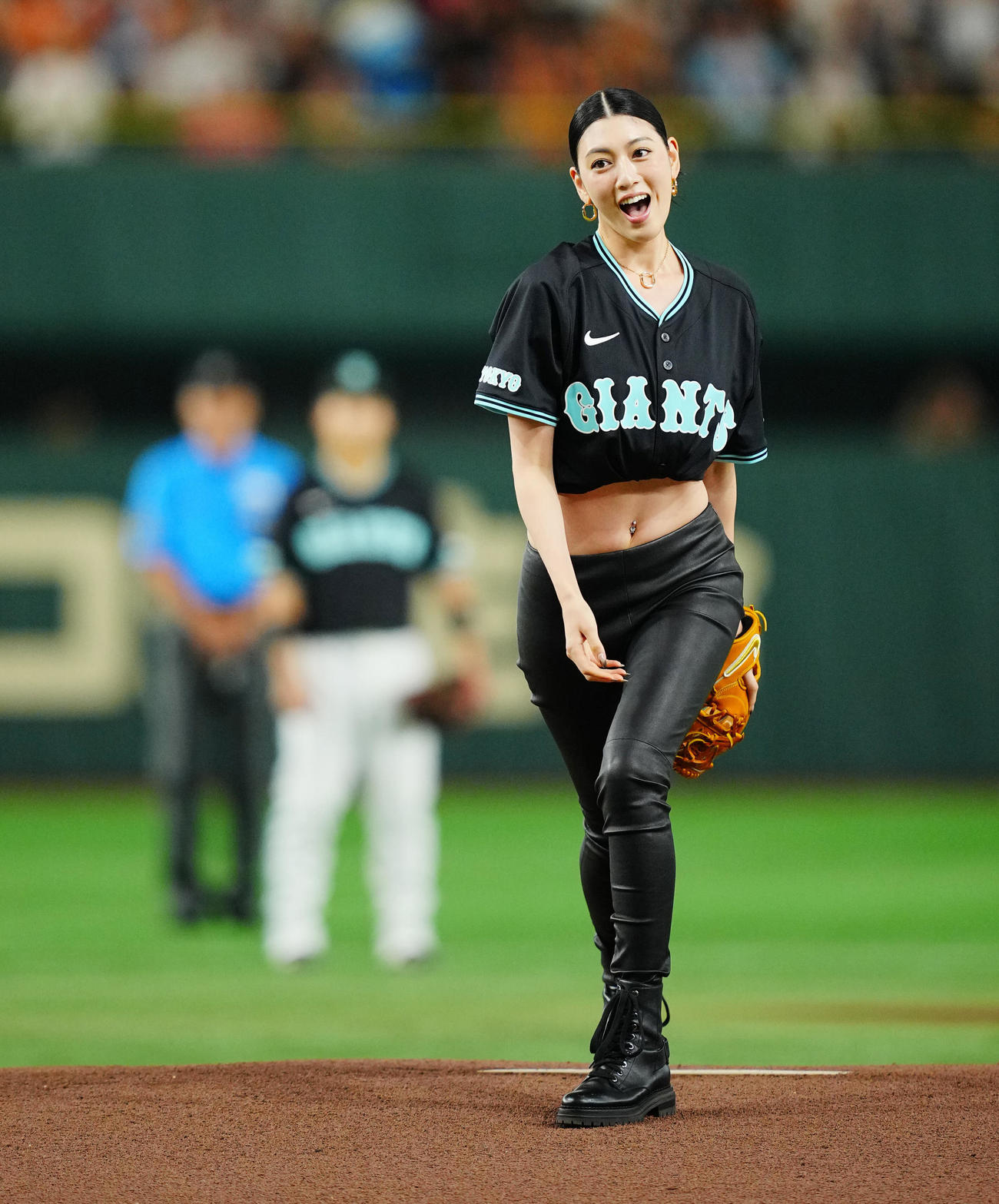 巨人対DeNA　セレモニアルピッチを務める三吉彩花（撮影・垰建太）