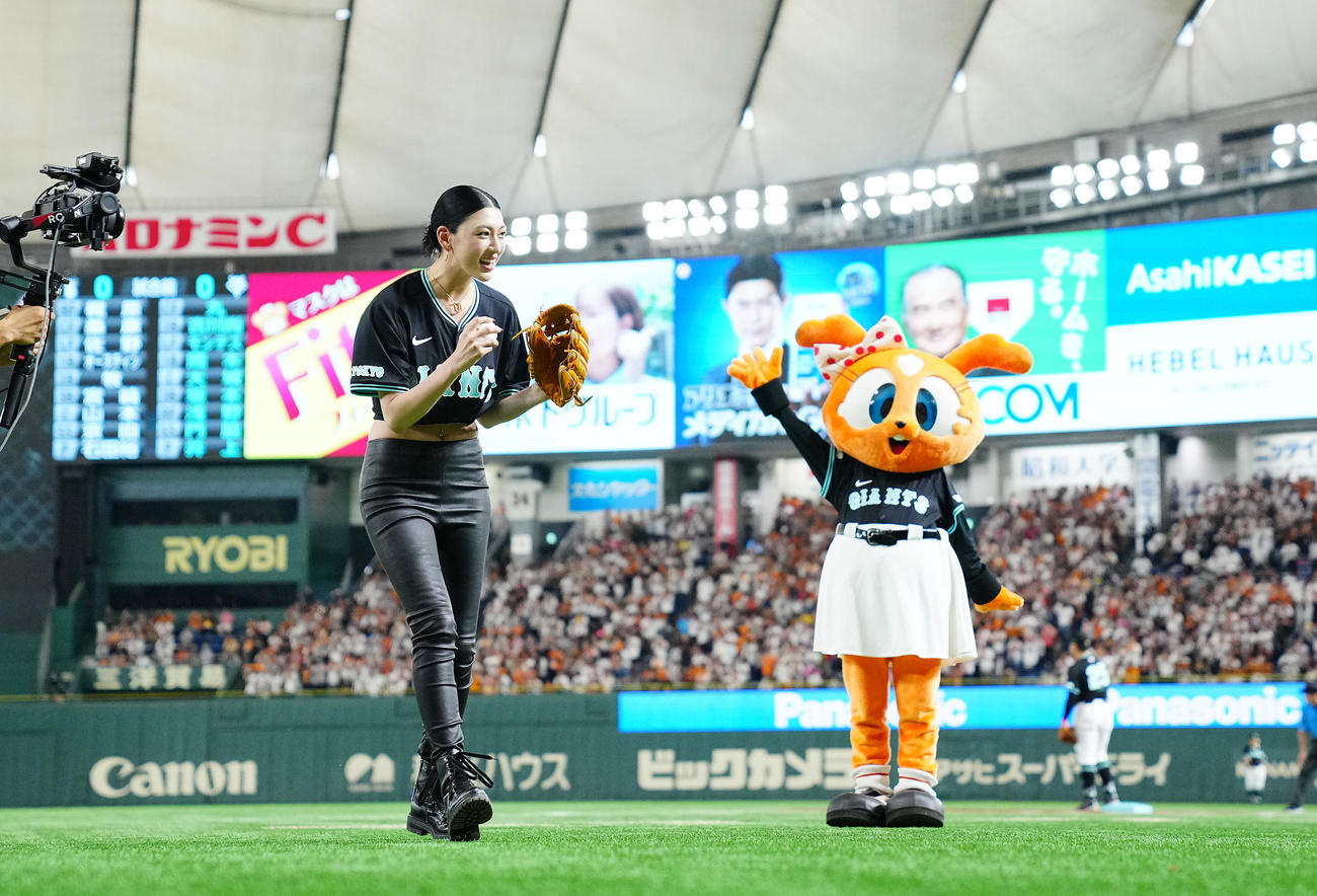 巨人対DeNA　セレモニアルピッチを務め笑顔で引き揚げる三吉彩花（撮影・垰建太）