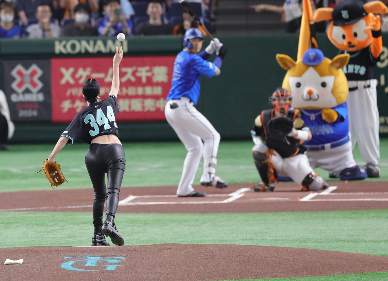 巨人対DeNA　セレモニアルピッチを行う三吉彩花（撮影・野上伸悟）