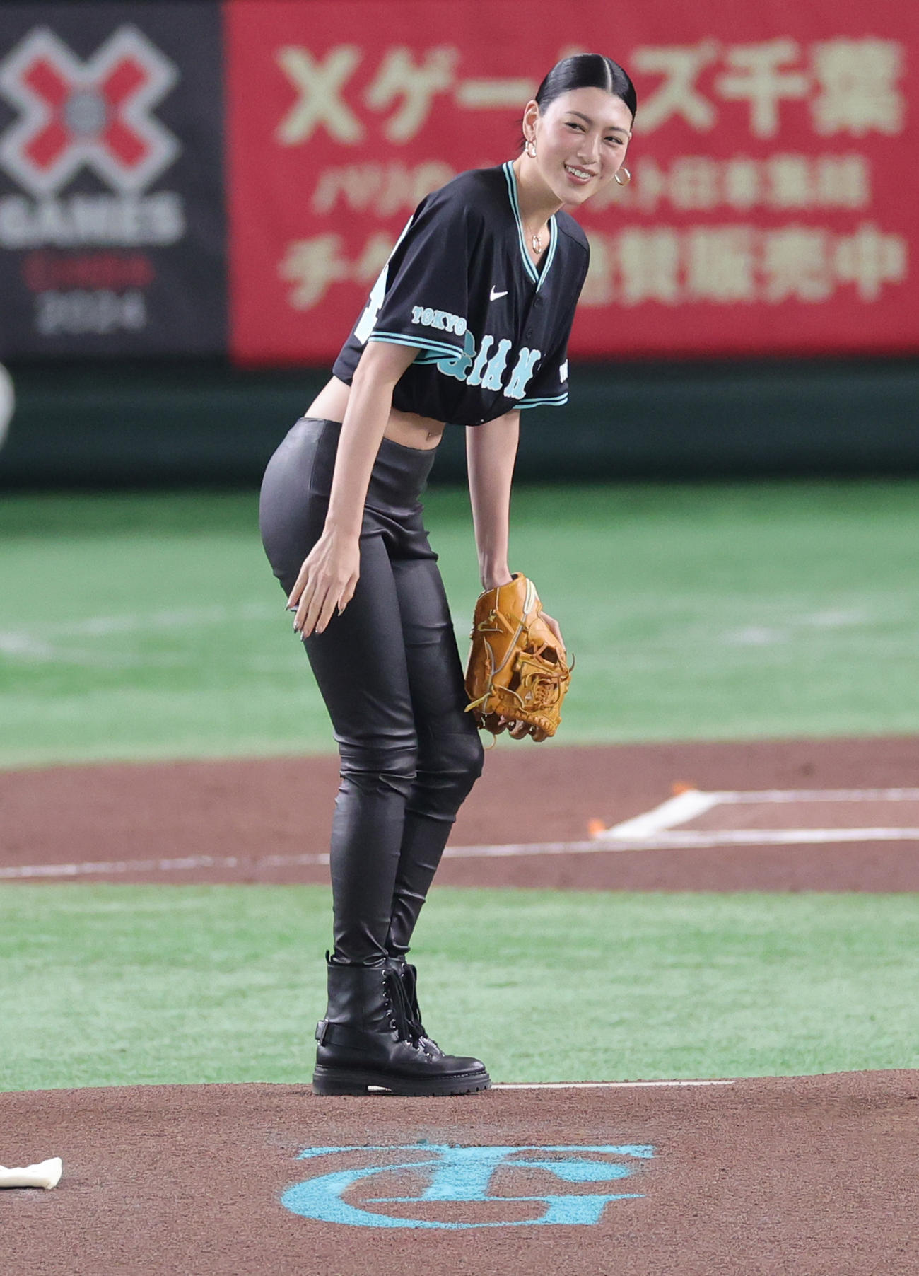 巨人対DeNA　セレモニアルピッチを行った三吉彩花（撮影・野上伸悟）