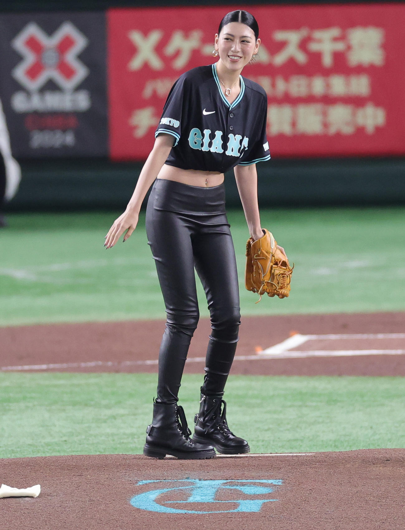 巨人対DeNA　セレモニアルピッチを行った三吉彩花（撮影・野上伸悟）