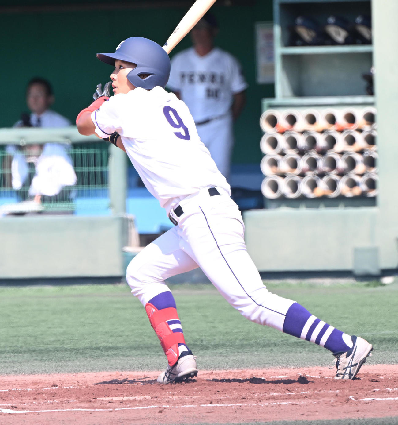 関西外大対天理大　1回裏天理大1死一、三塁、中犠飛を放つ藤沢（撮影・和賀正仁）